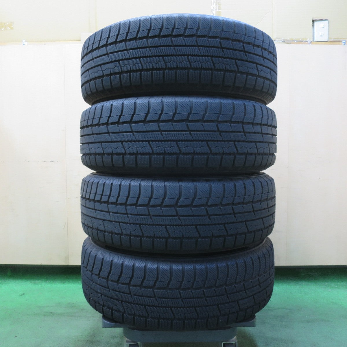 バリ溝!23年!キレイ!ほぼ10分★スタッドレス 205/65R16 トーヨー ウインター トランパス TX AMD G-Line SP 16インチ PCD114.3/5H★5092307イス