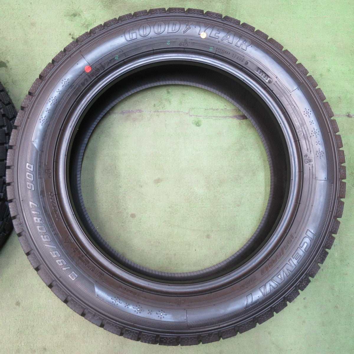 未使用!25年★スタッドレス 195/60R17 グッドイヤー アイスナビ7 タイヤ 17インチ ライズ ロッキー 60系 プリウス 等★6030412イスタ