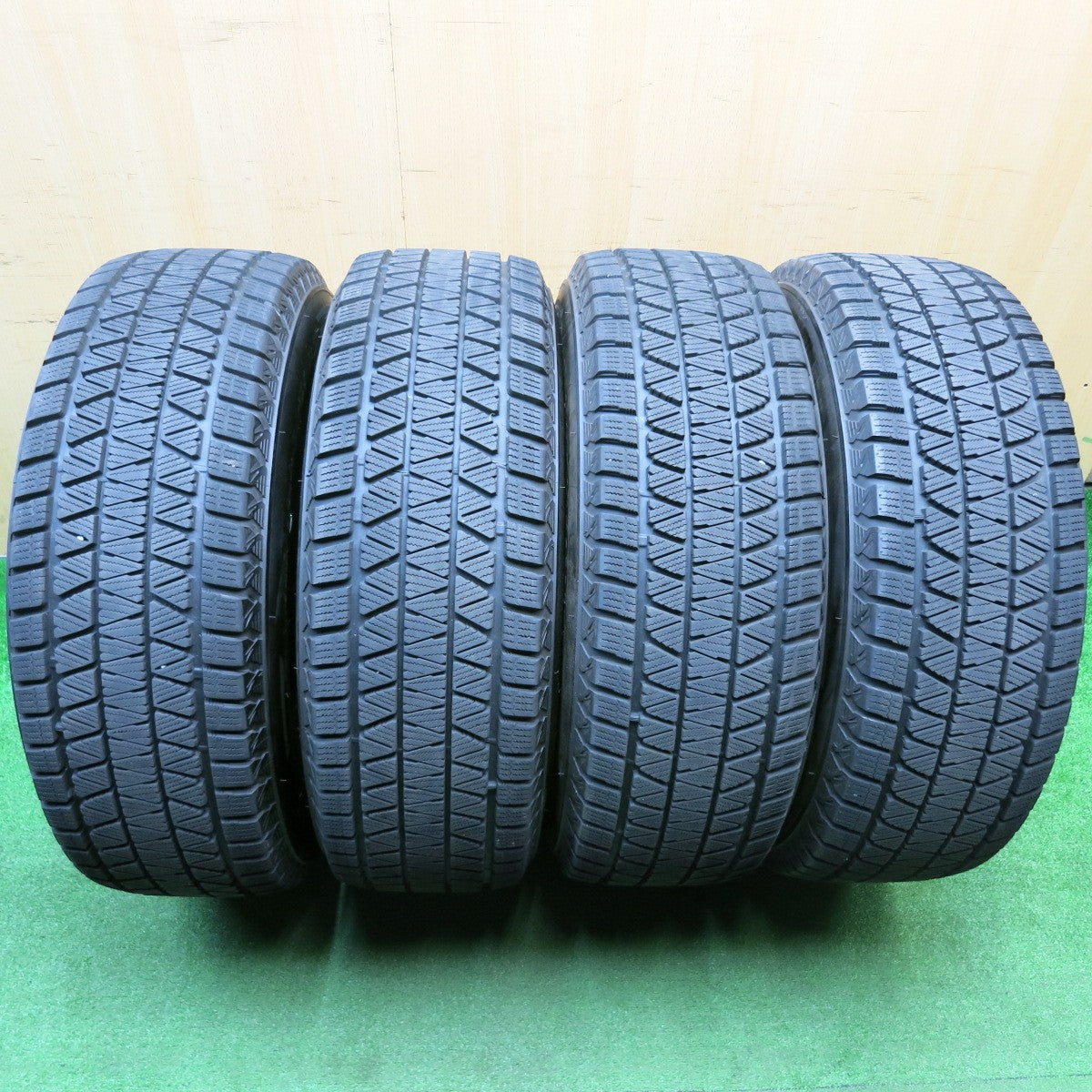 バリ溝!22年!キレイ!9.5分★トヨタ ランクル 300 純正 265/65R18 スタッドレス ブリヂストン ブリザック DM-V3 18インチ PCD139.7/6H★5112901HAス