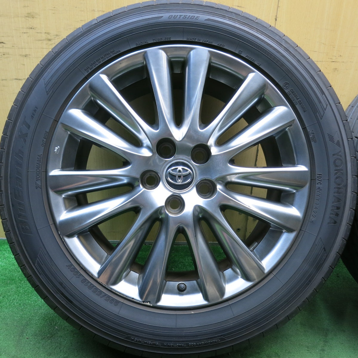バリ溝!22年!9.5分★トヨタ 60系 ハリアー 純正 235/55R18 ヨコハマ BluEarth-XT AE61 18インチ PCD114.3/5H★5081008HAノ