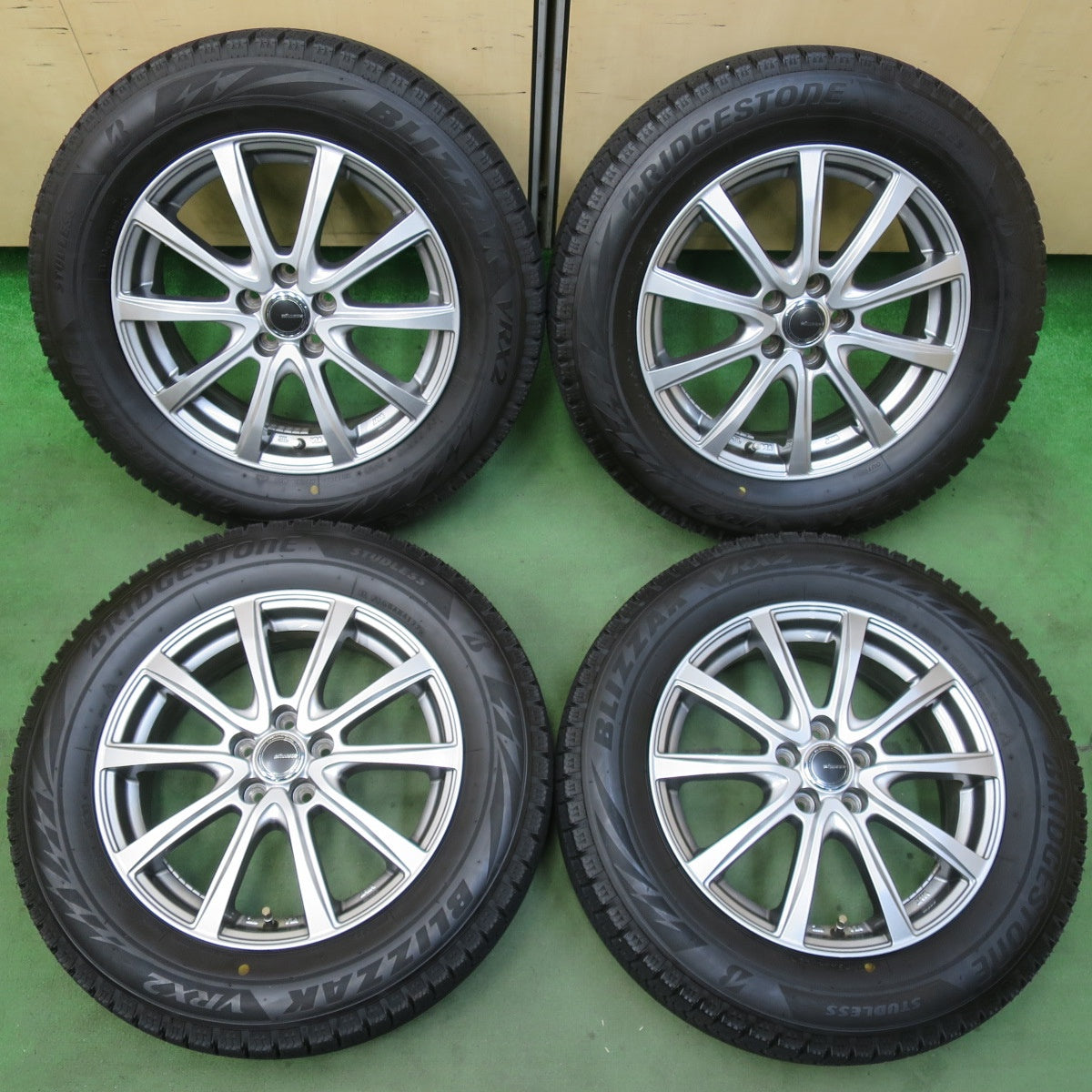 バリ溝!22年!キレイ!9.5分以上★ライズ ロッキー レックス 等 195/65R16 スタッドレス ブリヂストン ブリザック VRX2 MiLLOUS ミルアス 16インチ PCD100/5H★5102705イス
