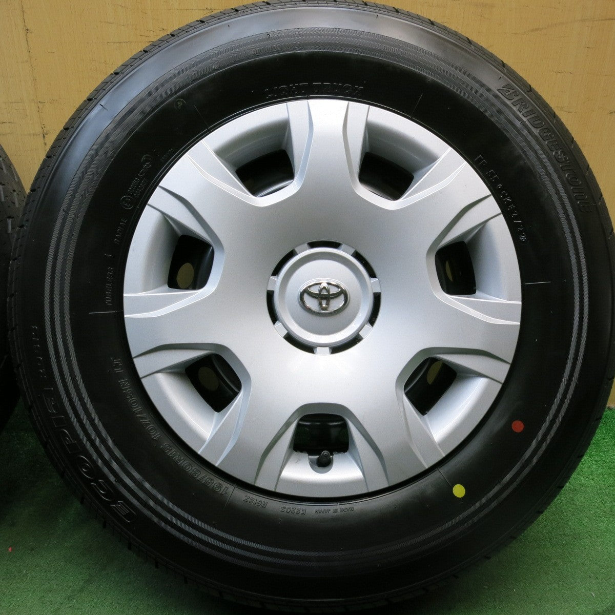 ほぼ未使用!22年!キレイ★トヨタ 200系 ハイエース 純正 スチール 195/80R15 107/105N ブリヂストン エコピア RD613 15インチ PCD139.7/6H★5090407HAノ