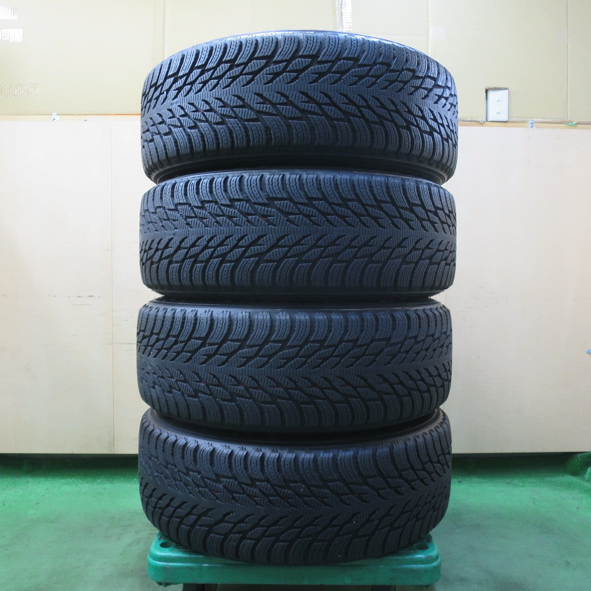 バリ溝!キレイ!9.5分★ジャガー E-PACE 純正 235/60R18 スタッドレス ノキアン ハッカペリッタ R3 SUV Eペース Eペイス 18インチ PCD108/5H★5042910イス