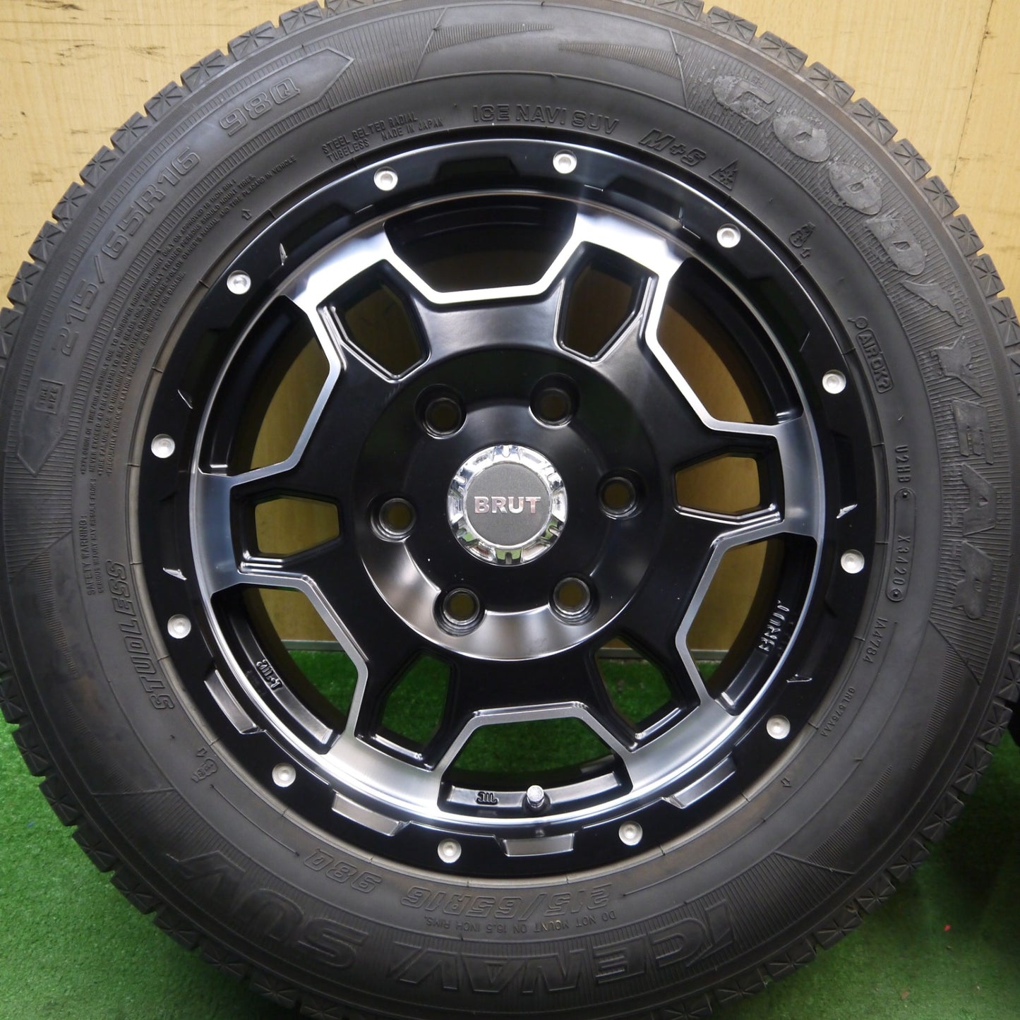 バリ溝!キレイ!8.5分★スタッドレス 215/65R16 グッドイヤー アイスナビ SUV BRUT BR-66 ブルート 16インチ PCD139.7/6H★5090902Hス
