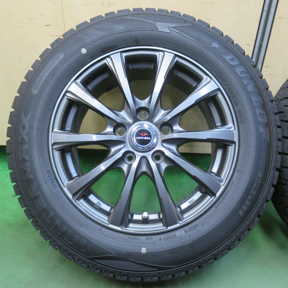 バリ溝!キレイ!9.5分★スタッドレス 205/65R16 ダンロップ ウインターマックス WM02 AIRNOVA SB10 エアノヴァ 16インチ PCD114.3/5H★5110813イス