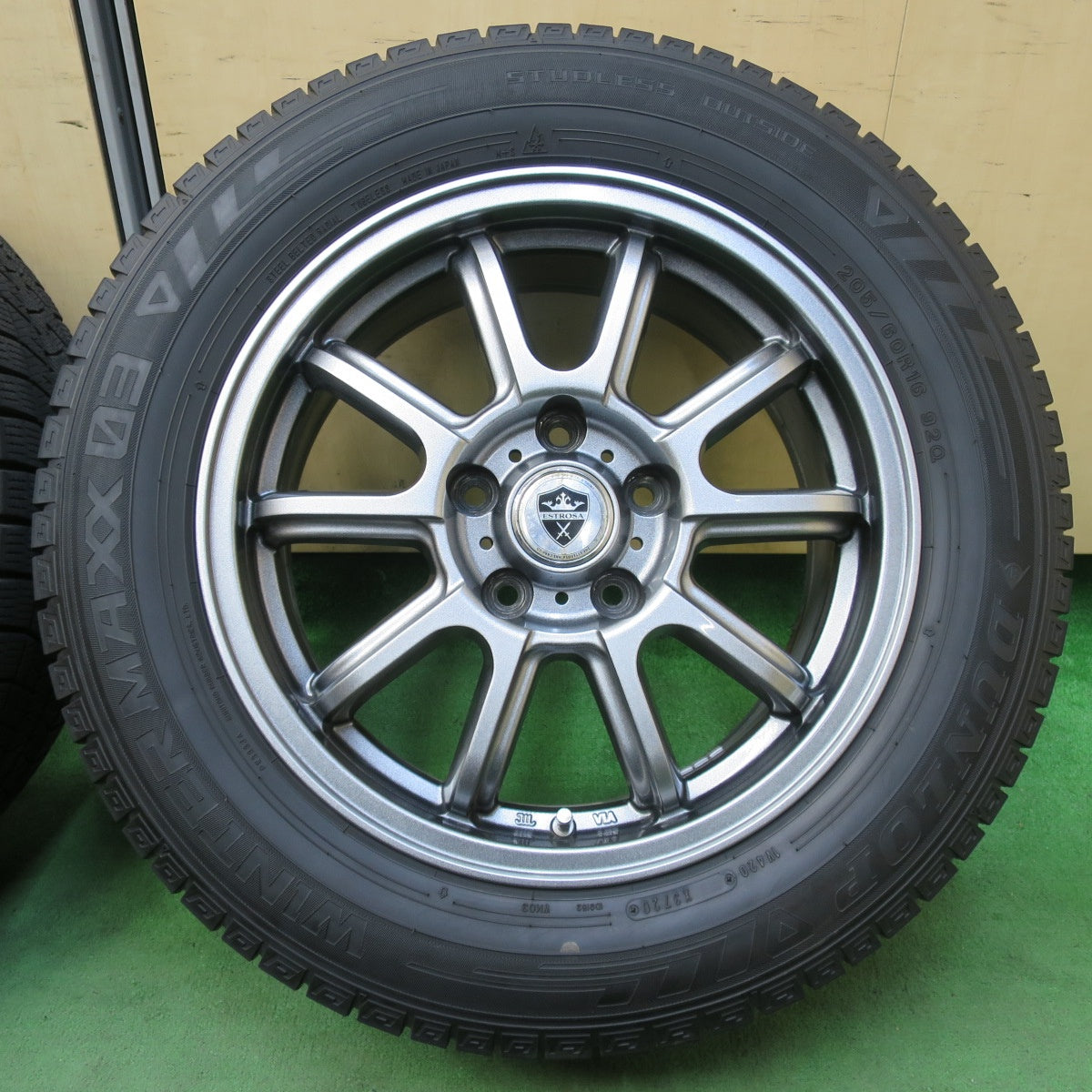 バリ溝!キレイ!9.5分★スタッドレス 205/60R16 ダンロップ ウインターマックス 03 ESTROSA エステローザ 16インチ PCD114.3/5H★5042801イス