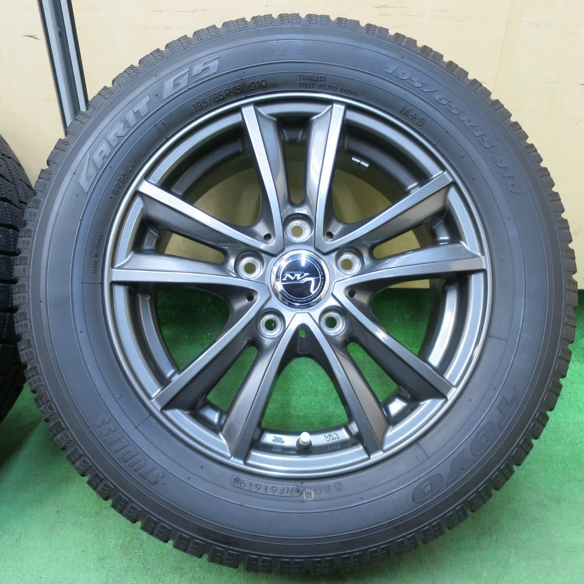 バリ溝!キレイ!9.5分★スタッドレス 195/65R15 トーヨー ガリット G5 NIRVANA NV ニルバーナ ニルヴァーナ 15インチ PCD114.3/5H★4113001イス