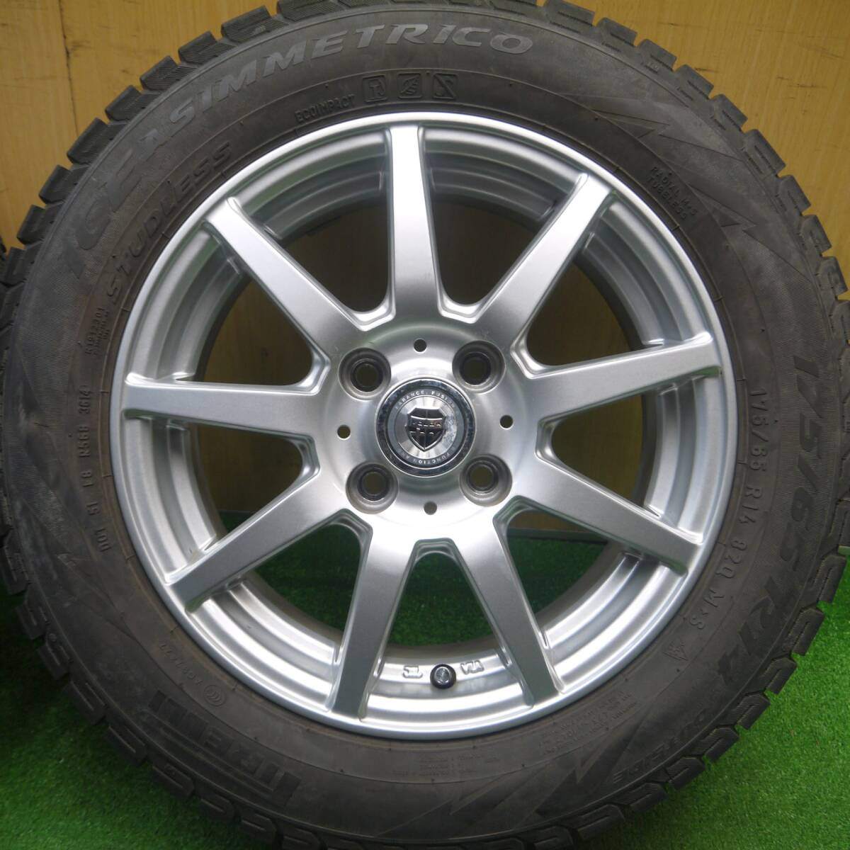 バリ溝!キレイ!8.5分★スタッドレス 175/65R14 ピレリ アイスアシンメトリコ VOLGA ヴォルガ 14インチ PCD100/4H★4112601Hス