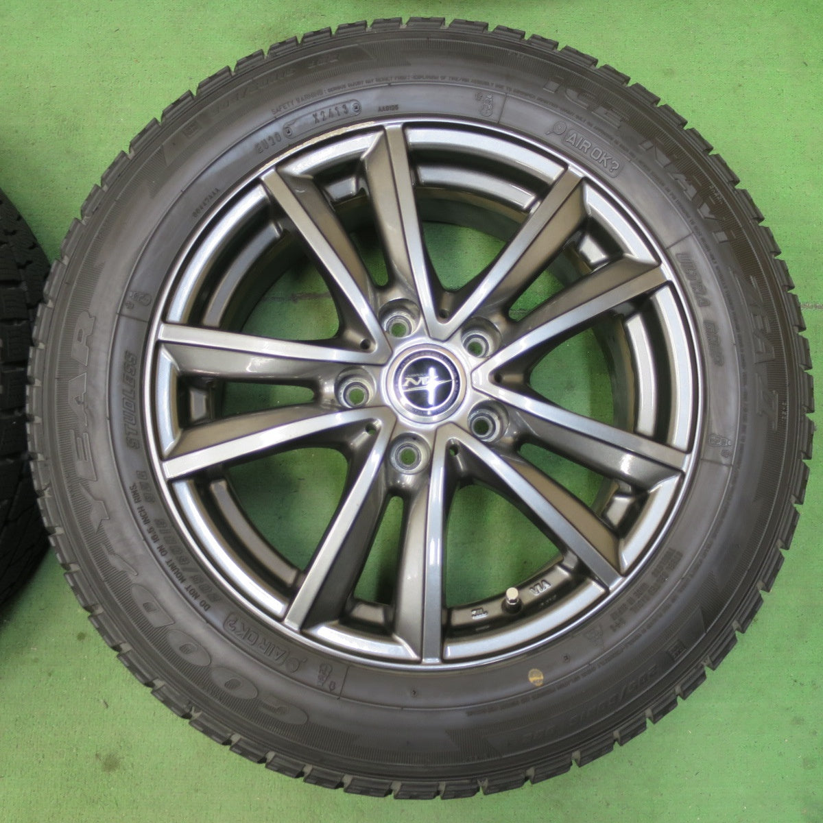 バリ溝!キレイ!9分★スタッドレス 205/60R16 グッドイヤー アイスナビ ZEA2 NIRVANA NV ニルバーナ ニルヴァーナ 16インチ PCD114.3/5H★5041203イス