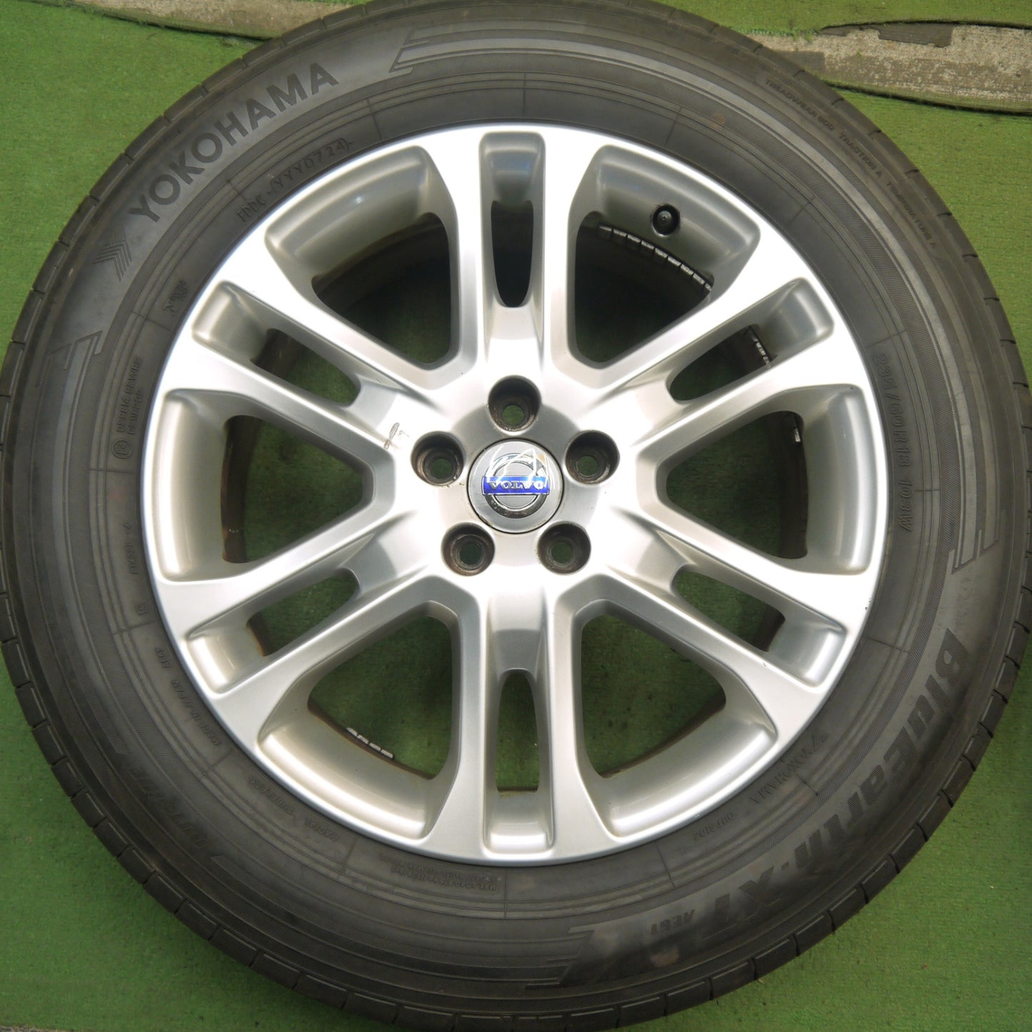 バリ溝!24年!キレイ!9.5分★ボルボ XC60 純正 235/60R18 ヨコハマ BluEarth-XT AE61 18インチ PCD108/5H★5090204Hノ