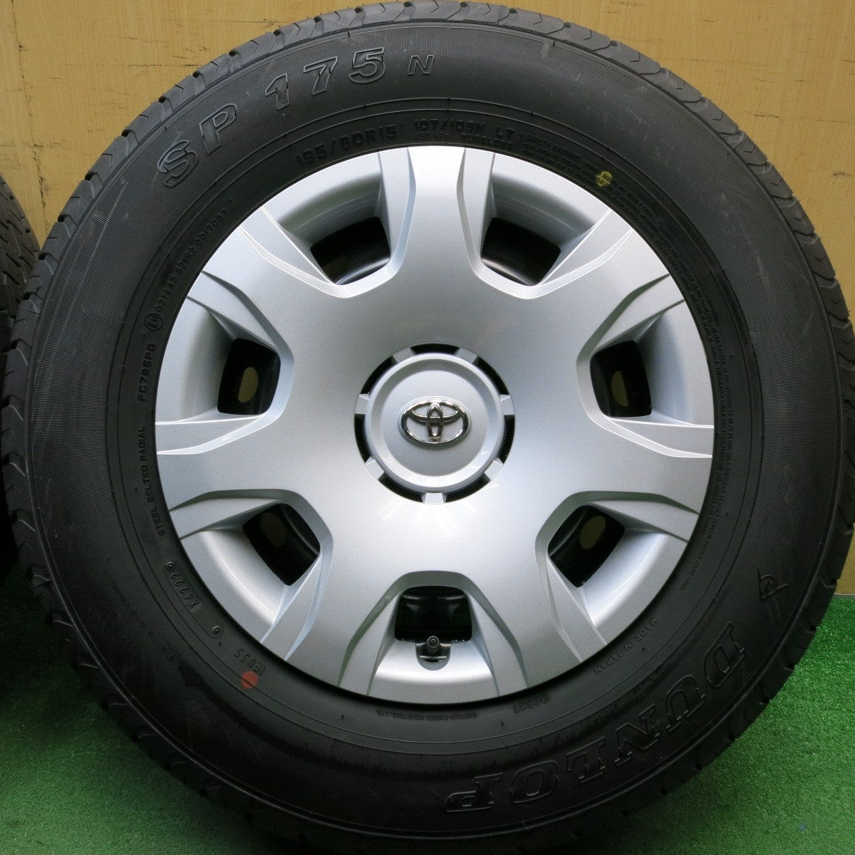 新車外し!22年★トヨタ 200系 ハイエース 純正 スチール 195/80R15 107/105N ダンロップ SP175N 15インチ PCD139.7/6H★5062108HAノ