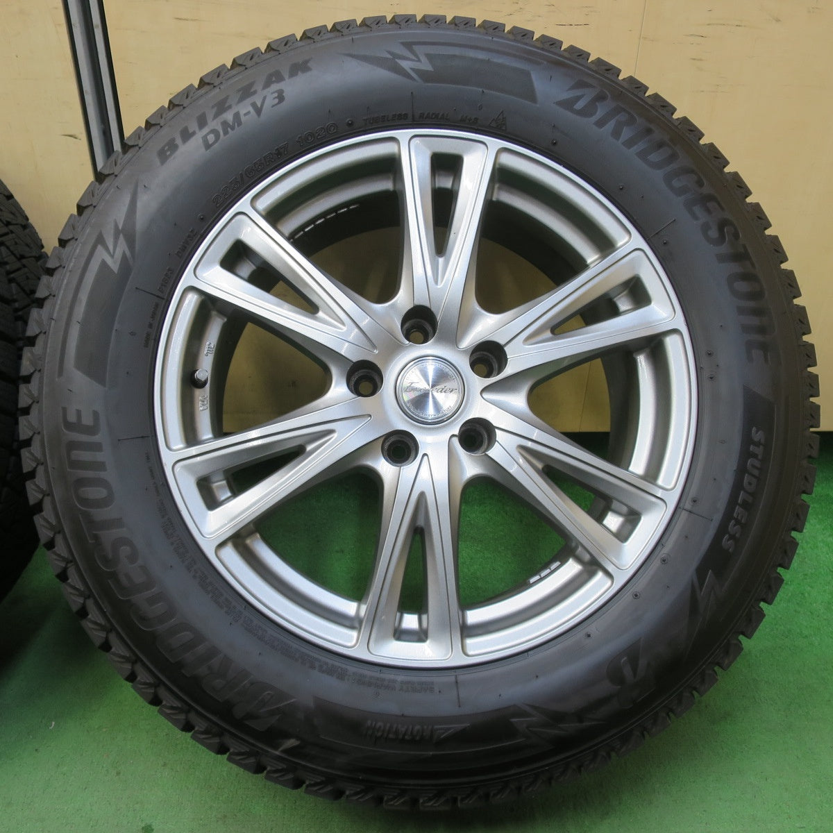 バリ溝!24年!キレイ!ほぼ10分★スタッドレス 225/65R17 ブリヂストン ブリザック DM-V3 Exceeder エクシーダー 17インチ PCD114.3/5H★5051503イス