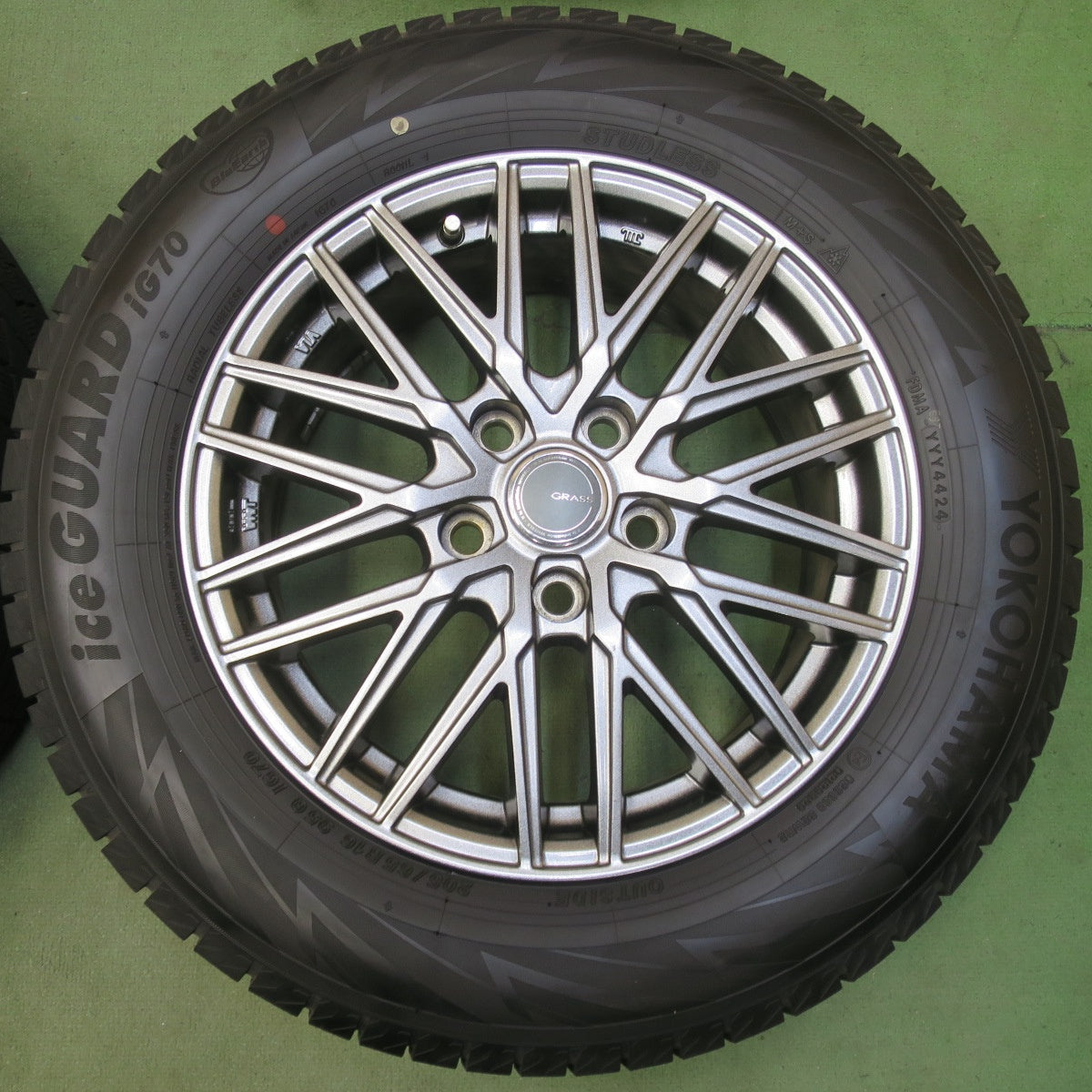 バリ溝!24年!キレイ!9.5分◎スタッドレス 205/65R16 ヨコハマ アイスガード iG70 GRASS グラス 16インチ PCD114.3/5H◎6102007イス