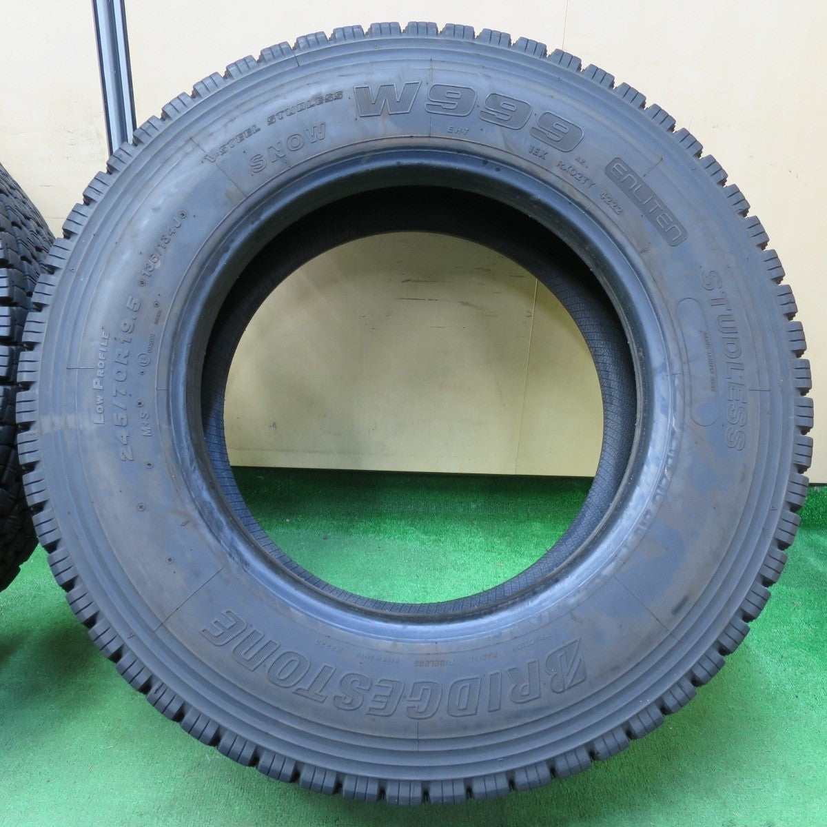バリ溝!22年!9.5分★トラック タイヤ 245/70R19.5 136/134J スタッドレス ブリヂストン W999 19.5インチ★4061712イスタ