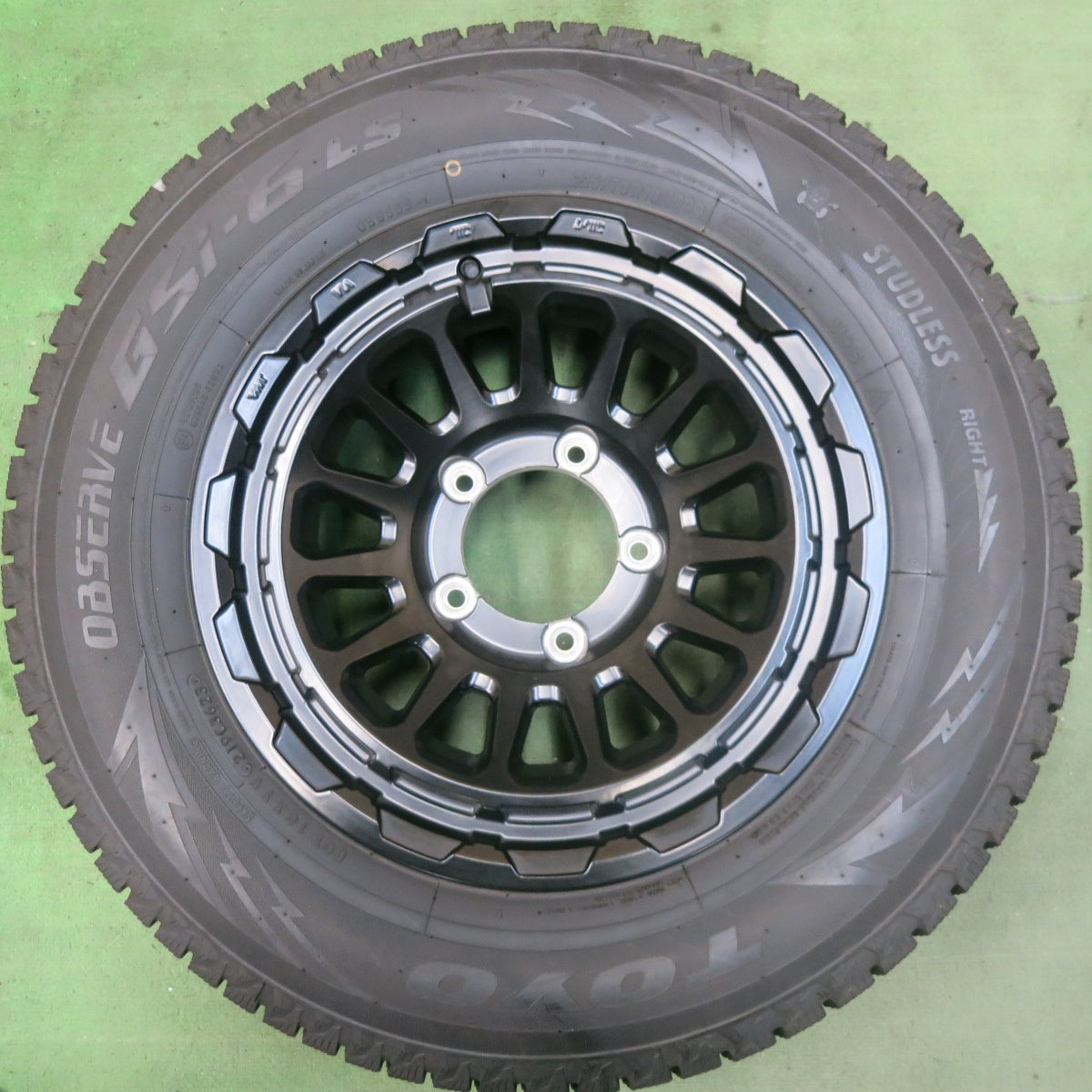 バリ溝!23年!キレイ!9.5分★ジムニー 等 215/70R16 スタッドレス トーヨー オブザーブ GSi-6 LS BARKLEY HARDROCK RIZARD 16インチ PCD139.7/5H★5102503SKス