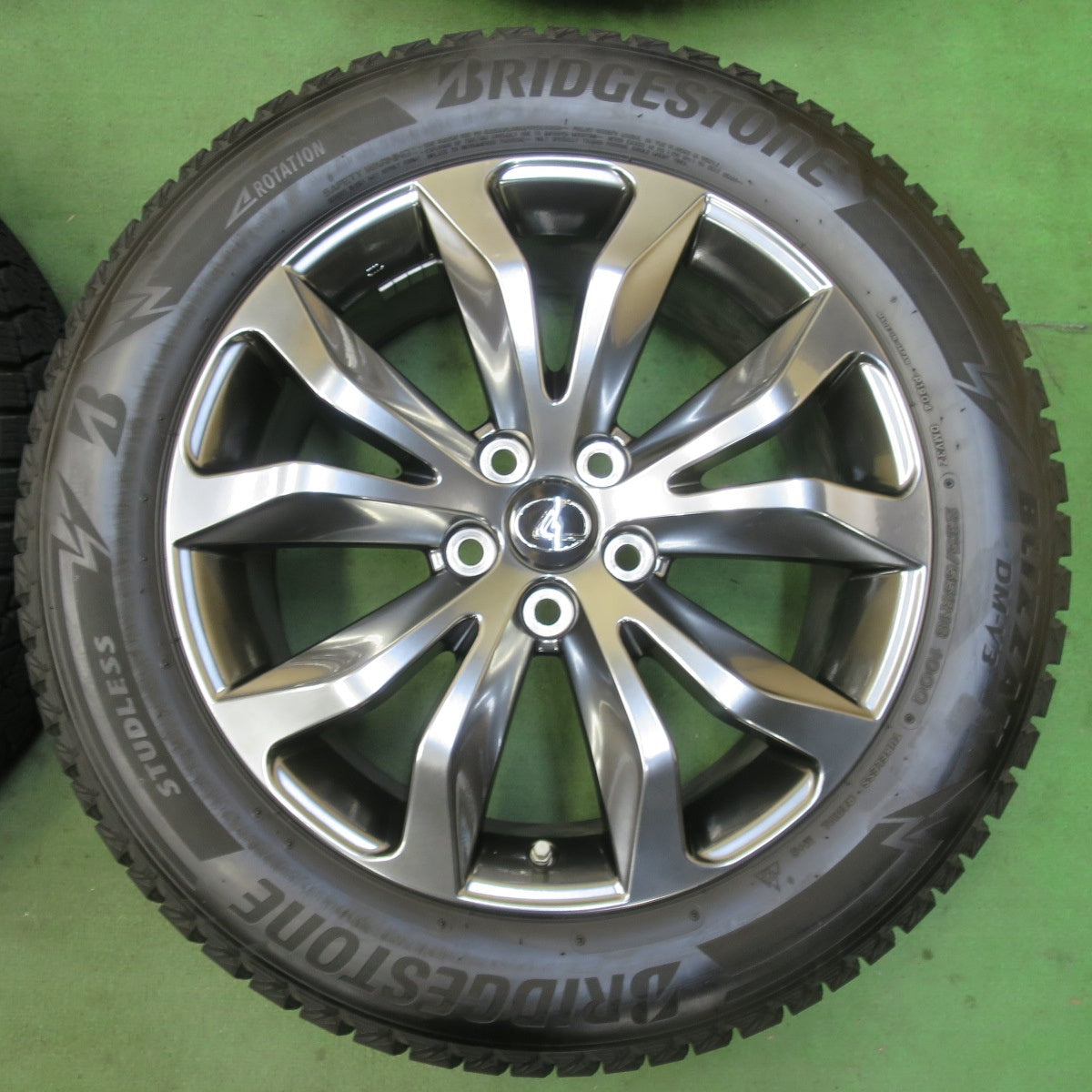 センサー付!バリ溝!23年!キレイ!9分★レクサス NX Fスポーツ 純正 235/55R18 スタッドレス ブリヂストン ブリザック DM-V3 18インチ PCD114.3/5H★5092609イス