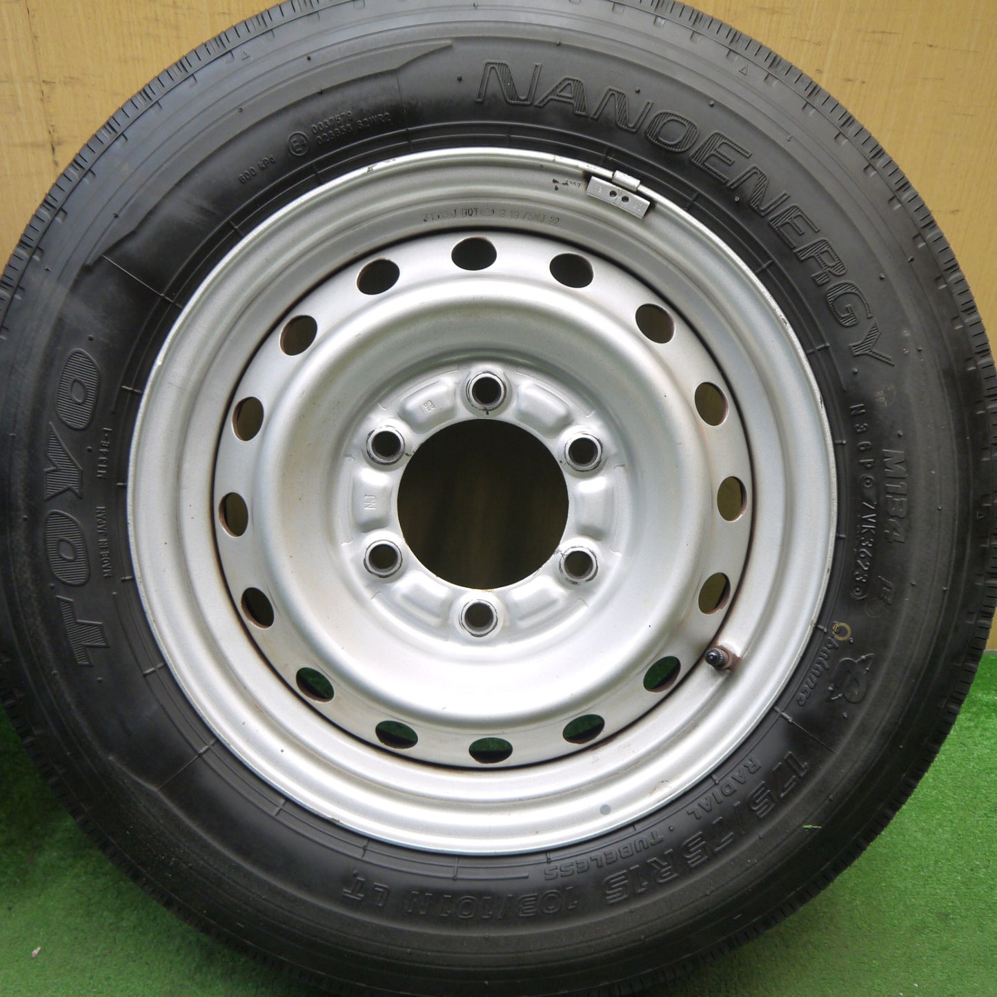 バリ溝!23年!キレイ!9.5分!2本★175/75R15 103/101N トーヨー ナノエナジー M134 スチール 15インチ PCD139.7/6H★5082604Hノ