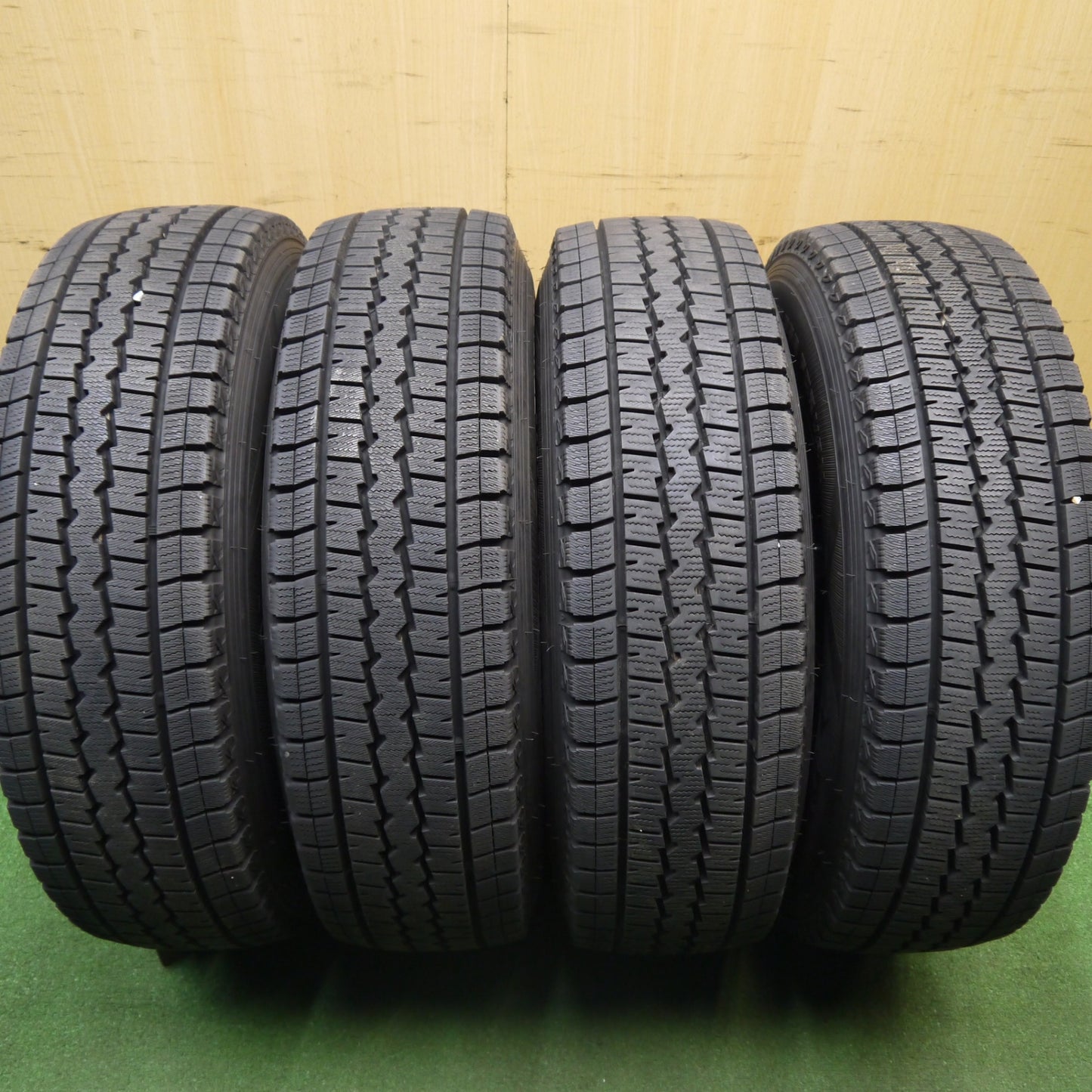 バリ溝!23年!キレイ!ほぼ10分★ハイエース 等 195/80R15 107/105L スタッドレス ダンロップ ウインターマックス SV01 BISON BN-01 バイソン 15インチ PCD139.7/6H★6011303Hス