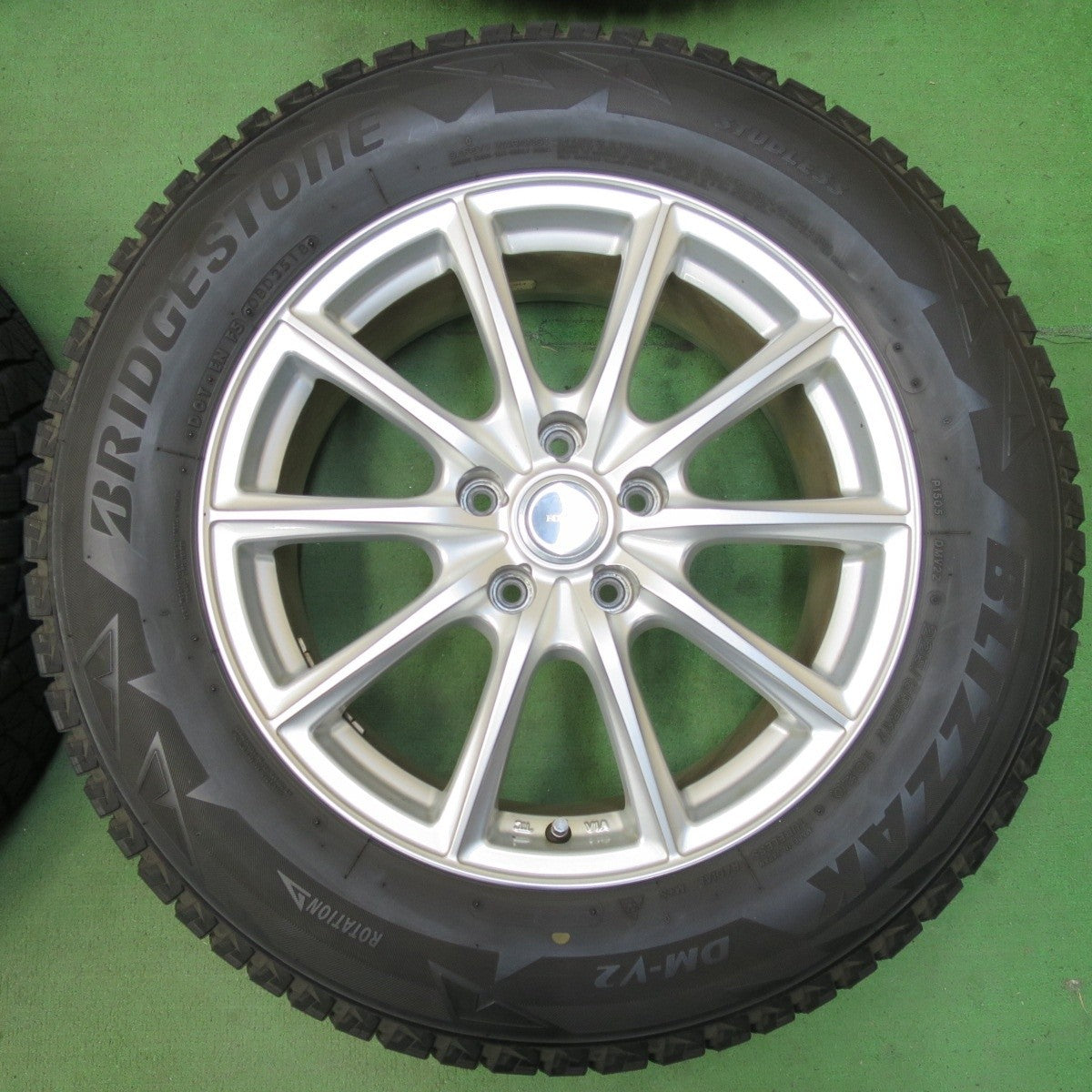 バリ溝!キレイ!8.5分★スタッドレス 225/65R17 ブリヂストン ブリザック DM-V2 ECO FORME エコフォルム 17インチ PCD114.3/5H★5032907イス