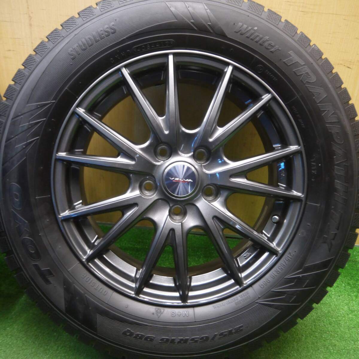 バリ溝!キレイ!9.5分★スタッドレス 215/65R16 トーヨー ウインター トランパス TX VELVA SPORT ヴェルヴァ 16インチ PCD114.3/5H★5012406Hス