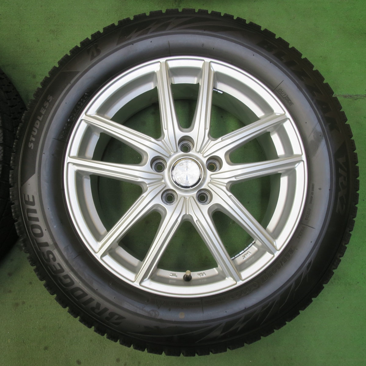 バリ溝!24年!キレイ!ほぼ10分★スタッドレス 225/60R17 ブリヂストン ブリザック VRX2 ECO FORME エコフォルム 17インチ PCD114.3/5H★5090902イス