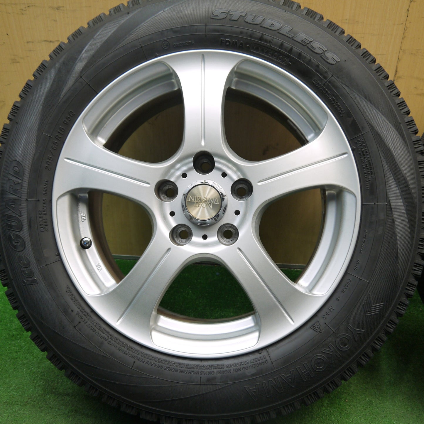 バリ溝!キレイ!9.5分★スタッドレス 205/65R16 ヨコハマ アイスガード NIRVANA LEON ニルヴァーナ レオン 16インチ PCD114.3/5H★5040907Hス
