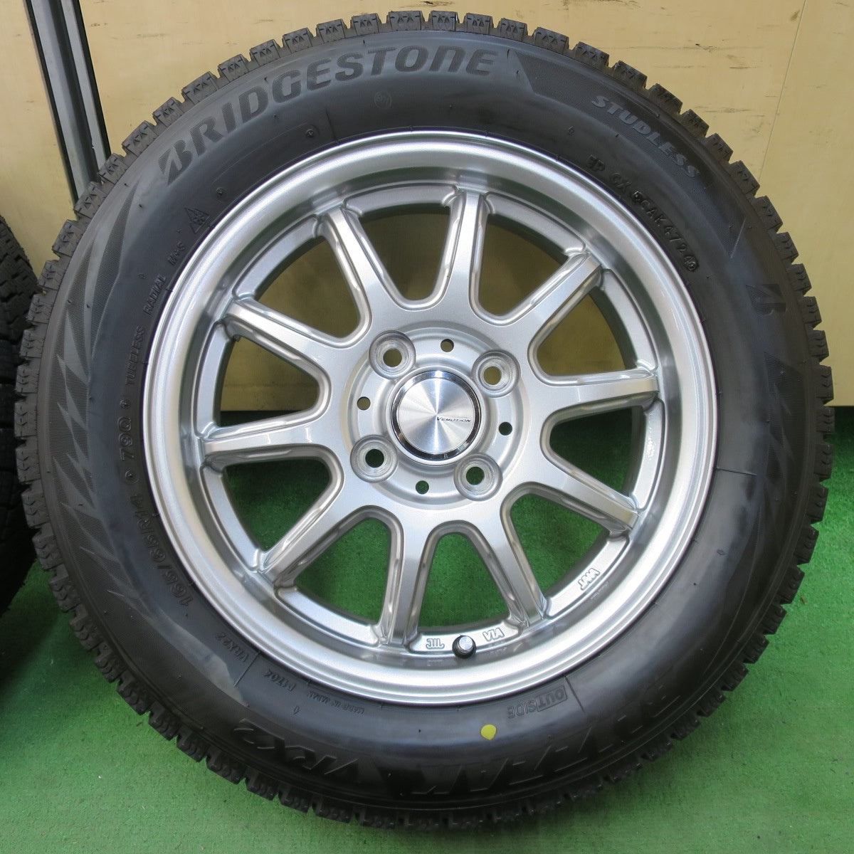 バリ溝!24年!キレイ!ほぼ10分★スタッドレス 165/65R14 ブリヂストン ブリザック VRX2 VEMOTION Vエモーション 14インチ ハスラー ソリオ 等 PCD100/4H★5052704イス