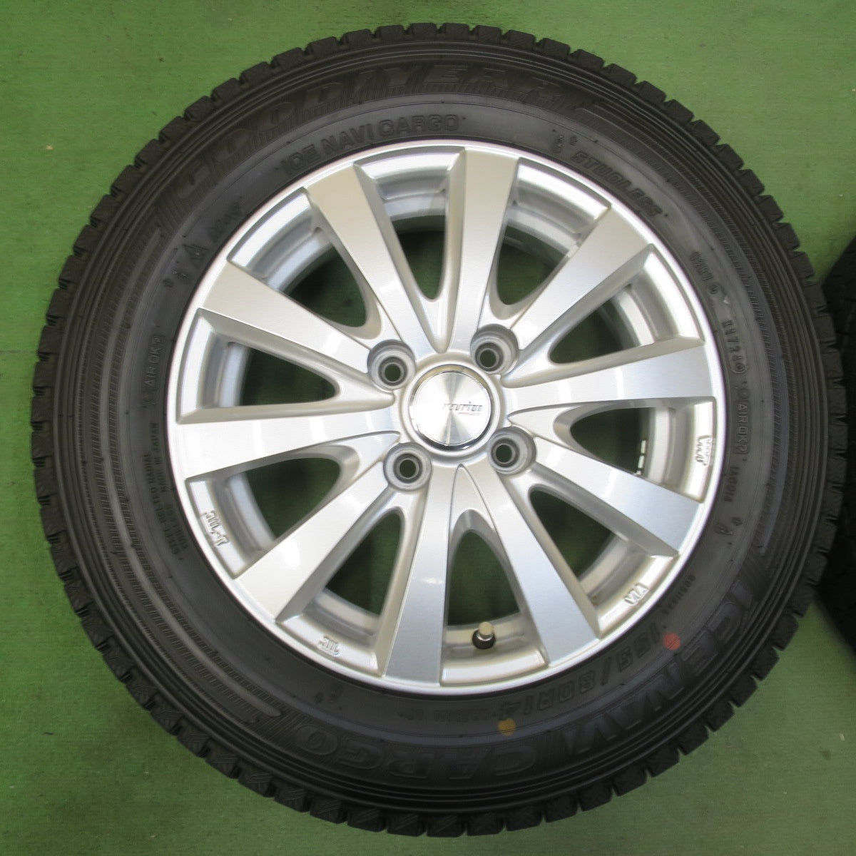 超バリ溝!24年!キレイ!9.5分以上★スタッドレス 155/80R14 88/86N グッドイヤー アイスナビ CARGO ravrion RS01 ラブリオン 14インチ PCD100/4H★5102802イス