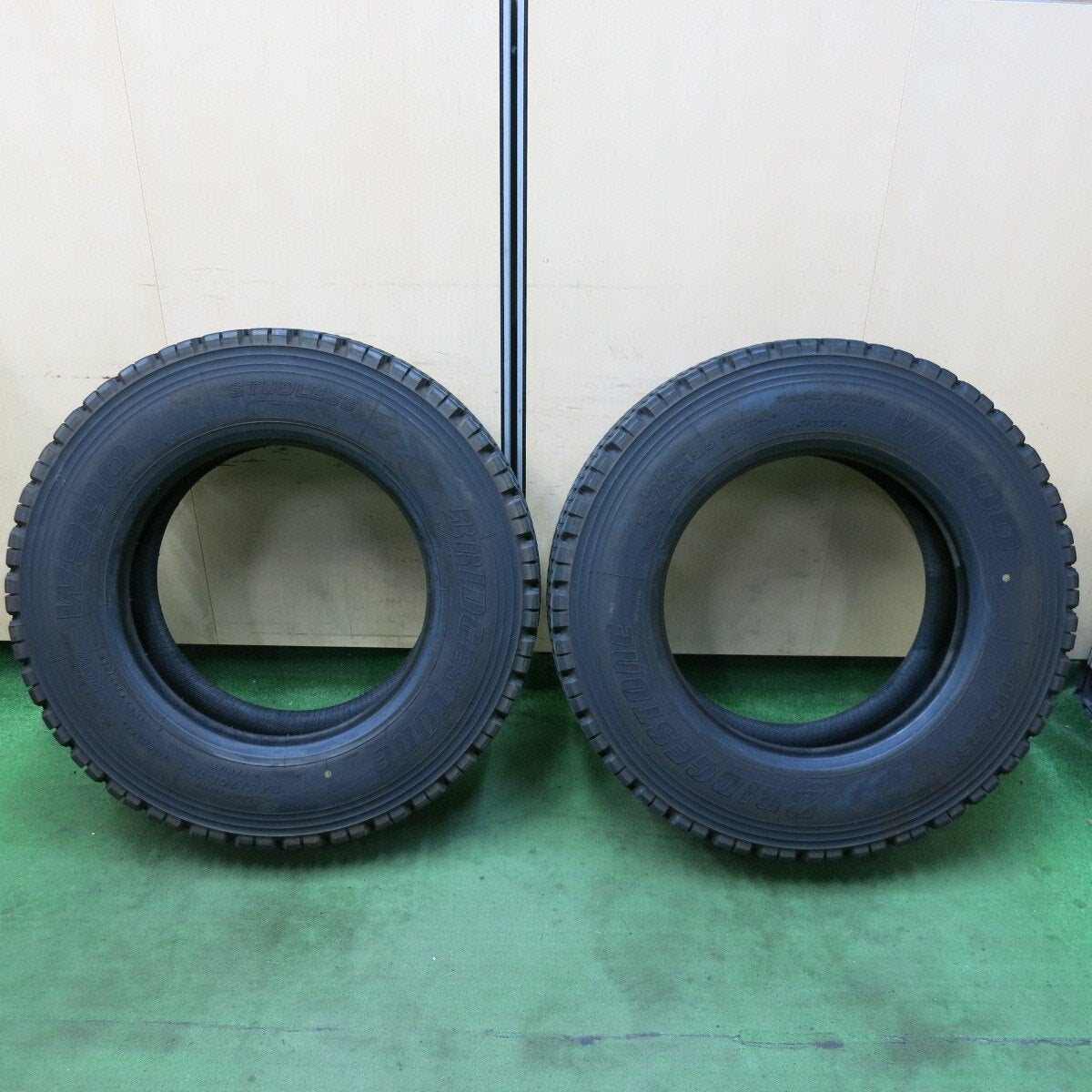 バリ溝!24年!9分!2本★トラック タイヤ 245/70R19.5 136/134J スタッドレス ブリヂストン W900 19.5インチ★5070407SYスタ