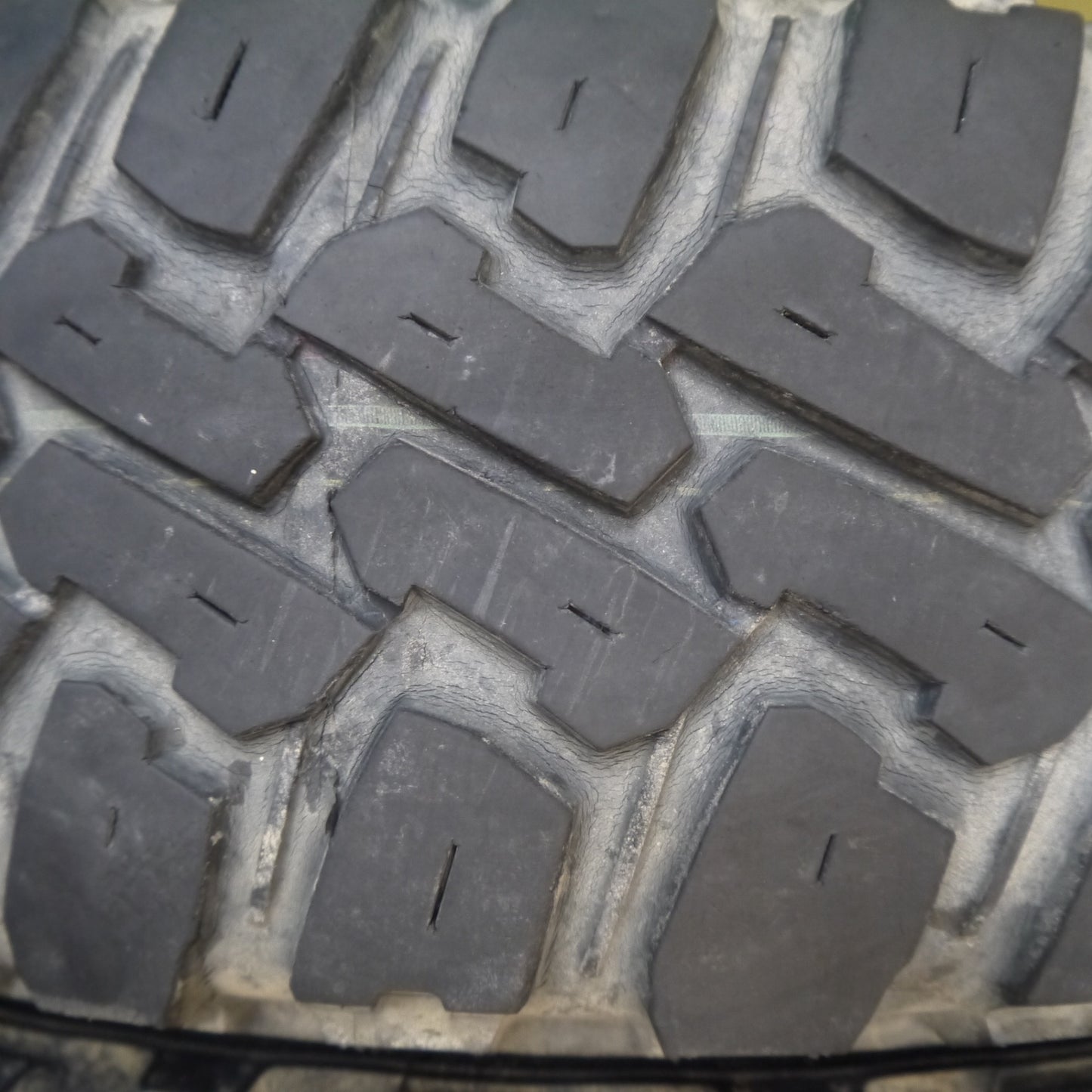 キレイ★ESSEX エセックス 195/80R15C 107/105N 8PR マッドスター ラジアル M/T ホワイトレター 15インチ PCD139.7/6H★5060607Hノ