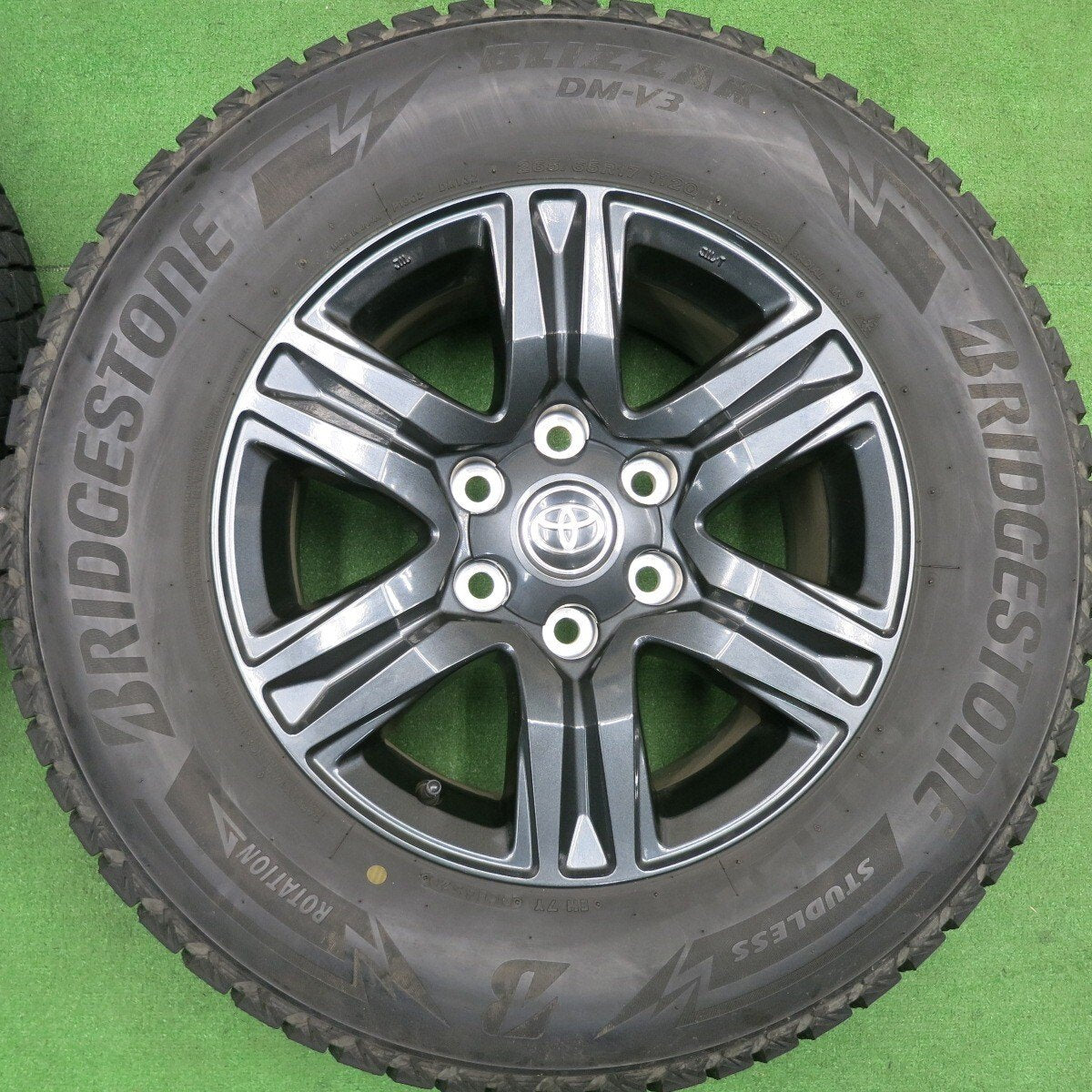バリ溝!キレイ!9.5分★トヨタ ハイラックス 純正 265/65R17 スタッドレス ブリヂストン ブリザック DM-V3 17インチ PCD139.7/6H★4123110HAス