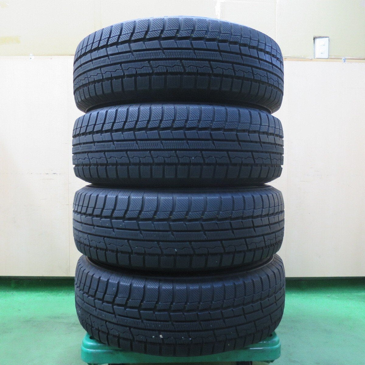 バリ溝!キレイ!9.5分★スタッドレス 215/70R16 トーヨー ウインター トランパス TX D.O.S. DOS 16インチ PCD114.3/5H★5031701イス