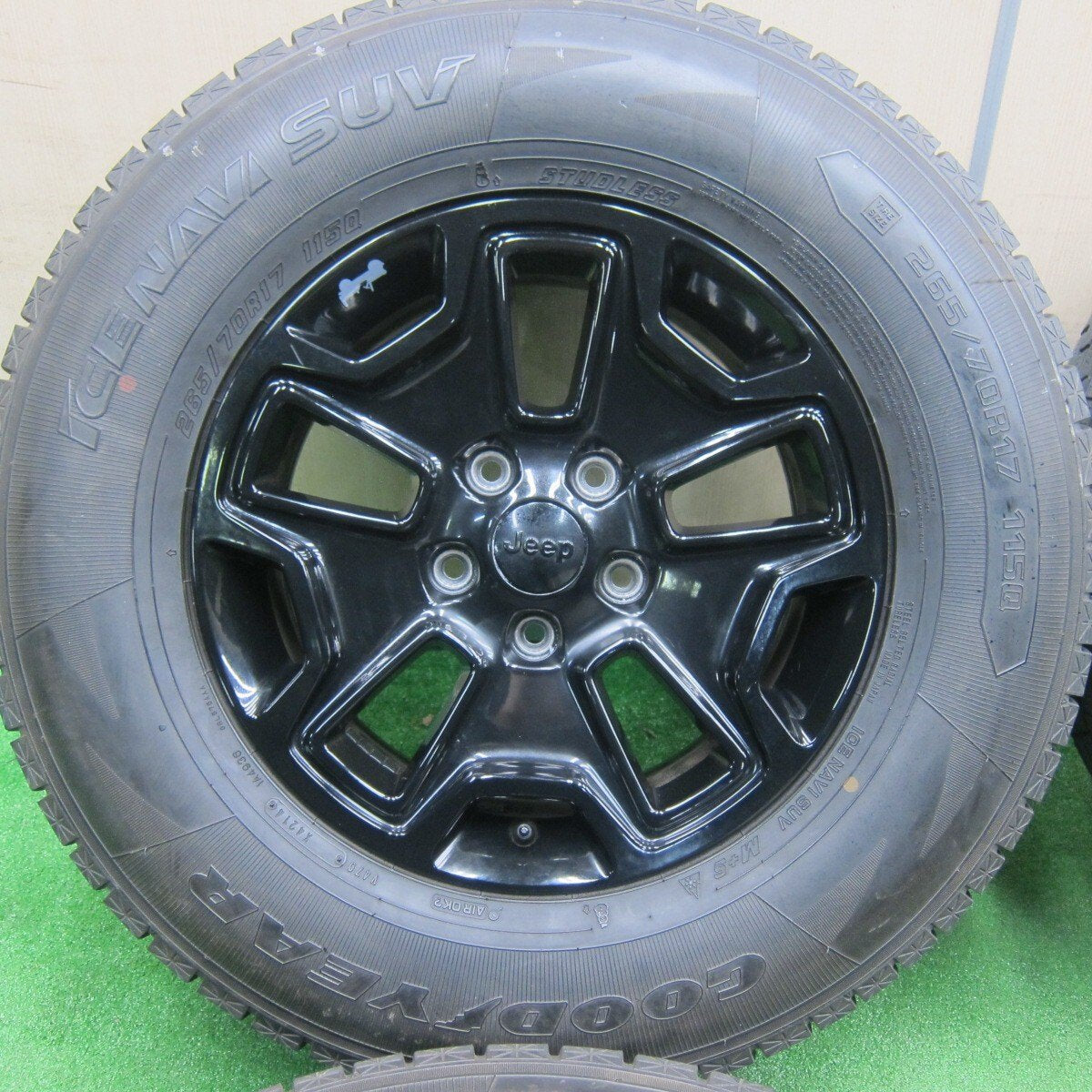 バリ溝!キレイ!8.5分★ジープ ラングラー アンリミテッド 純正 265/70R17 スタッドレス グッドイヤー アイスナビ SUV 17インチ PCD127/5H★4121001TNス