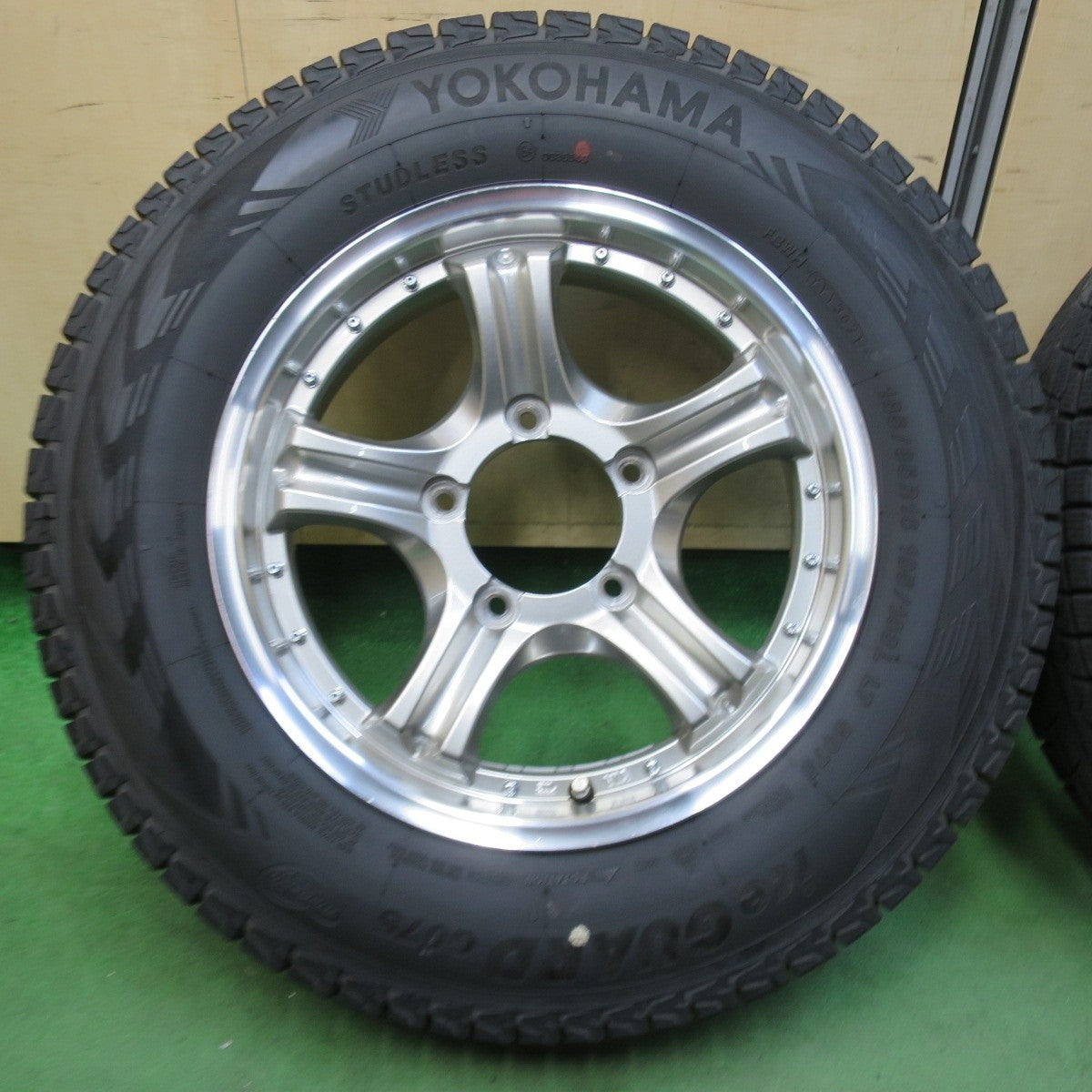 バリ溝!21年!9.5分★ジムニー 185/85R16 105/103L スタッドレス ヨコハマ アイスガード G075 社外 アルミ 16インチ PCD139.7/5H★5032702イス
