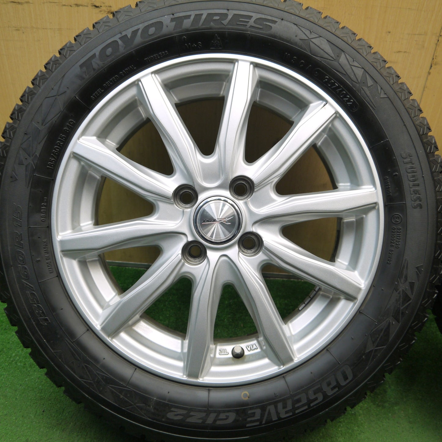 バリ溝!22年!キレイ!9.5分以上★スタッドレス 185/60R15 トーヨー オブザーブ GIZ2 JOKER ジョーカー 15インチ PCD100/4H★5080402Hス