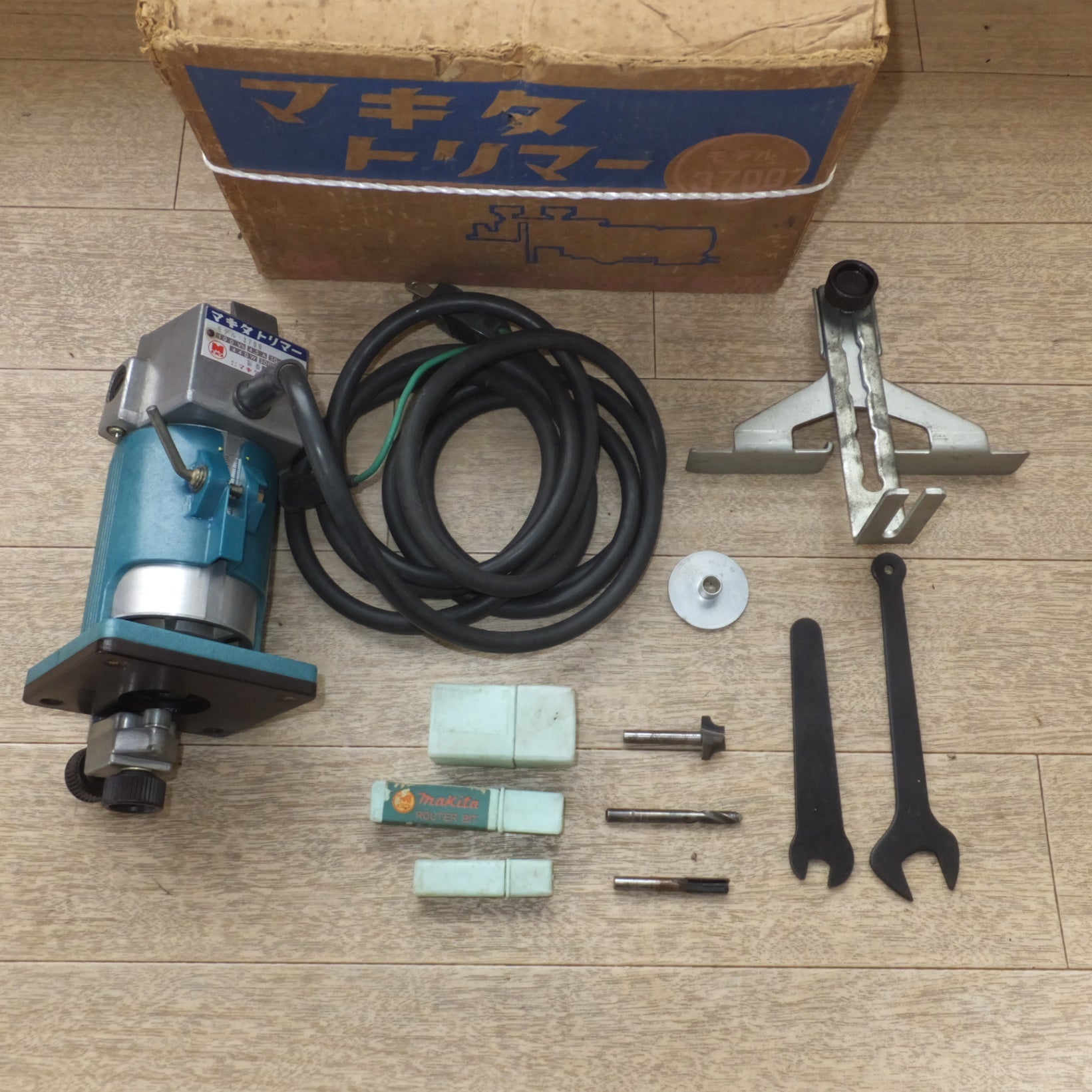 送料無料] ☆マキタ makita トリマー 3700 100V 4.5A 50-60Hz 440W 