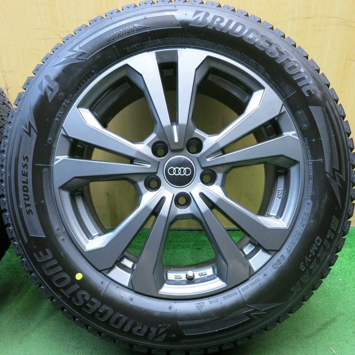 バリ溝!24年!キレイ!ほぼ10分★アウディ 等 AGA 225/60R17 スタッドレス ブリヂストン ブリザック DM-V3 17インチ PCD112/5H★5092007HAス