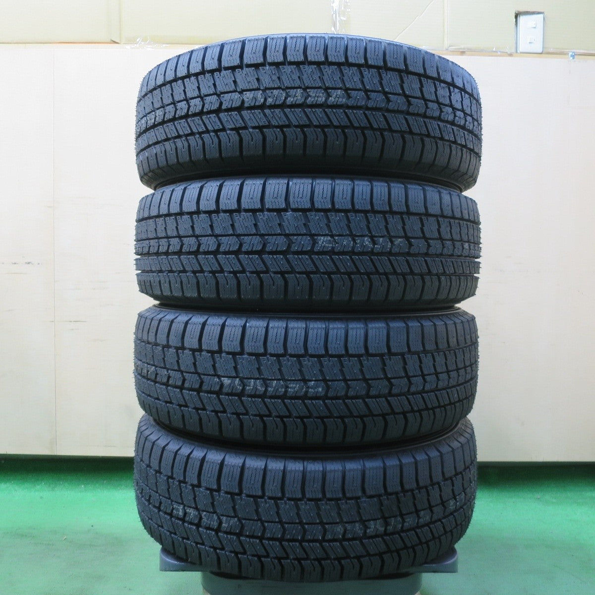 未使用 23年!キレイ★スタッドレス 185/60R15 グッドイヤー アイスナビ8 VIOLENTO ヴィオレント 15インチ PCD100/4H★5032707イス