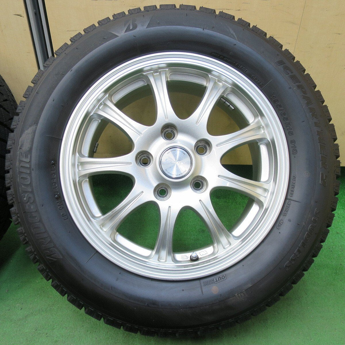 超バリ溝!キレイ!ほぼ10分★スタッドレス 195/65R15 ブリヂストン アイスパートナー2 Stranger ストレンジャー 15インチ PCD114.3/5H★5021118イス
