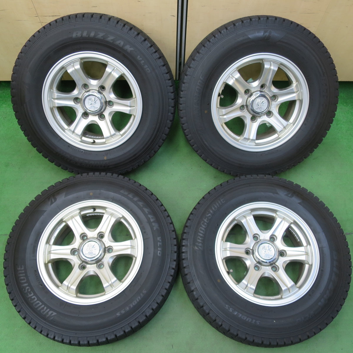 バリ溝!22年!9.5分★スタッドレス 195/80R15 107/105N ブリヂストン ブリザック VL10 WEDS ADVENTURE 15インチ PCD139.7/6H★5051203イス