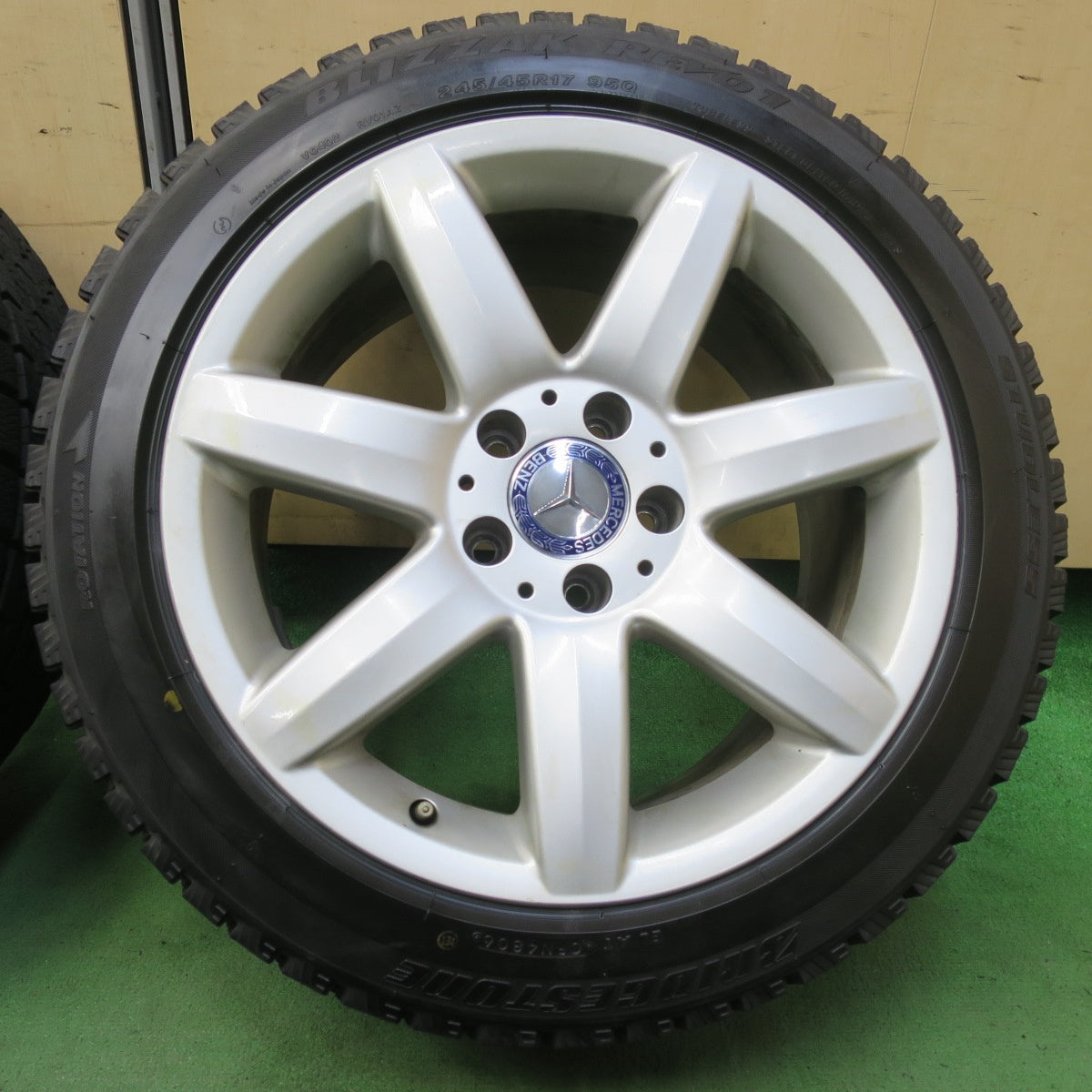 バリ溝!9.5分★ベンツ SLクラス R230 純正 245/45R17 スタッドレス ブリヂストン ブリザック REVO1 17インチ PCD112/5H★5100203イス