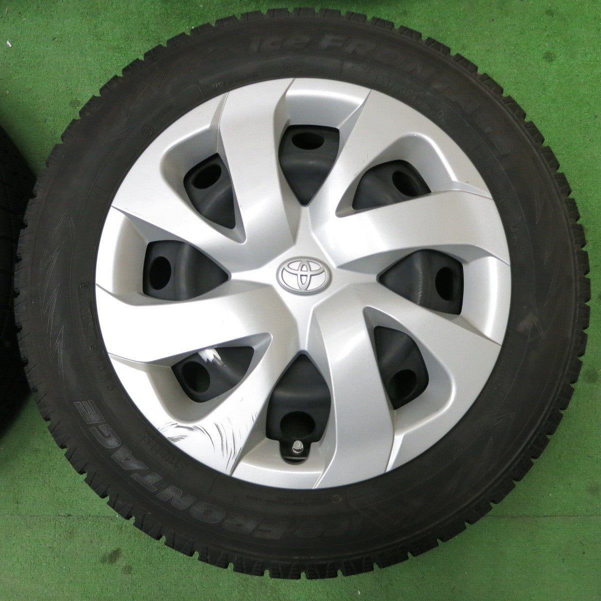 バリ溝!9.5分以上★トヨタ シエンタ 純正 スチール 185/60R15 スタッドレス アイスフロンテージ トーヨー 15インチ PCD100/5H★5041604ナス