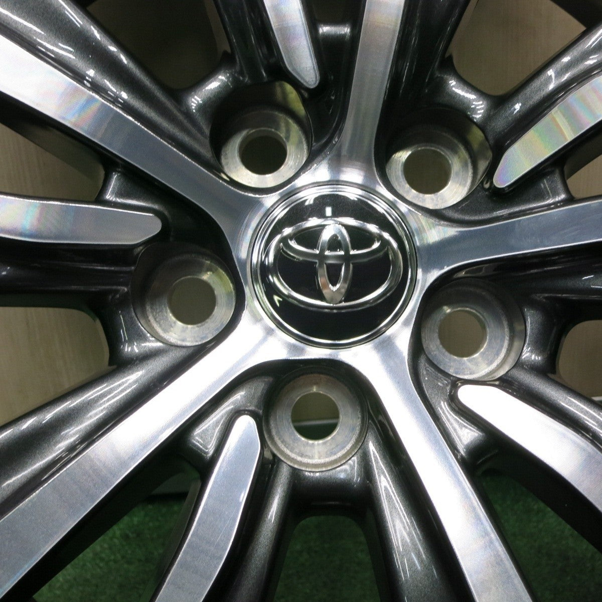 新車外し!23年★トヨタ 80系 ハリアー Gグレード 純正 225/60R18 ダンロップ グラントレック PT30 PCD114.3/5H★4041004TNノ