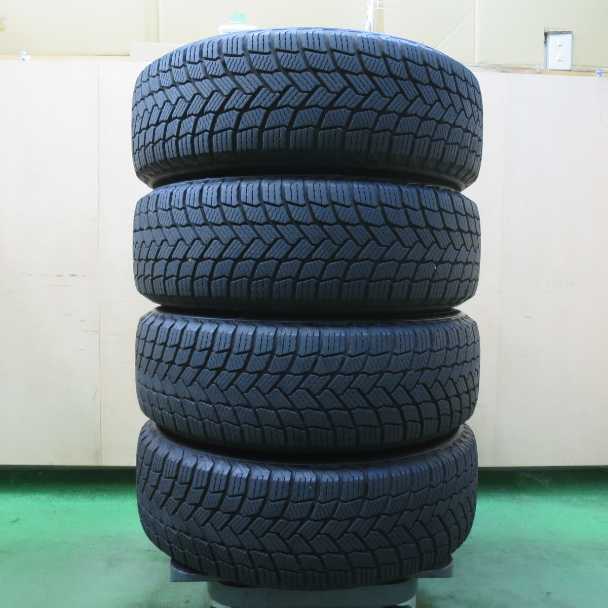 ほぼ未使用!24年!キレイ★スタッドレス 195/65R15 ミシュラン X-ICE SNOW SCHNEIDER シュナイダー 15インチ PCD114.3/5H★5101605イス