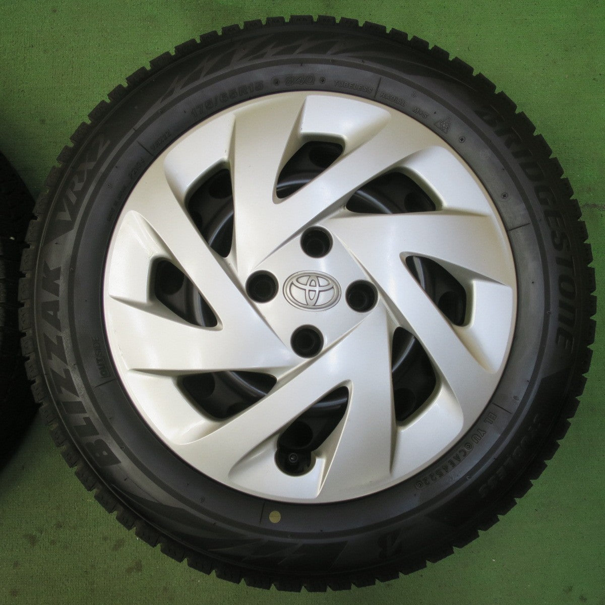 4本価格!22年★トヨタ アクア 純正 スチール 175/65R15 スタッドレス ブリヂストン ブリザック VRX2 15インチ PCD100/4H★5092002イス
