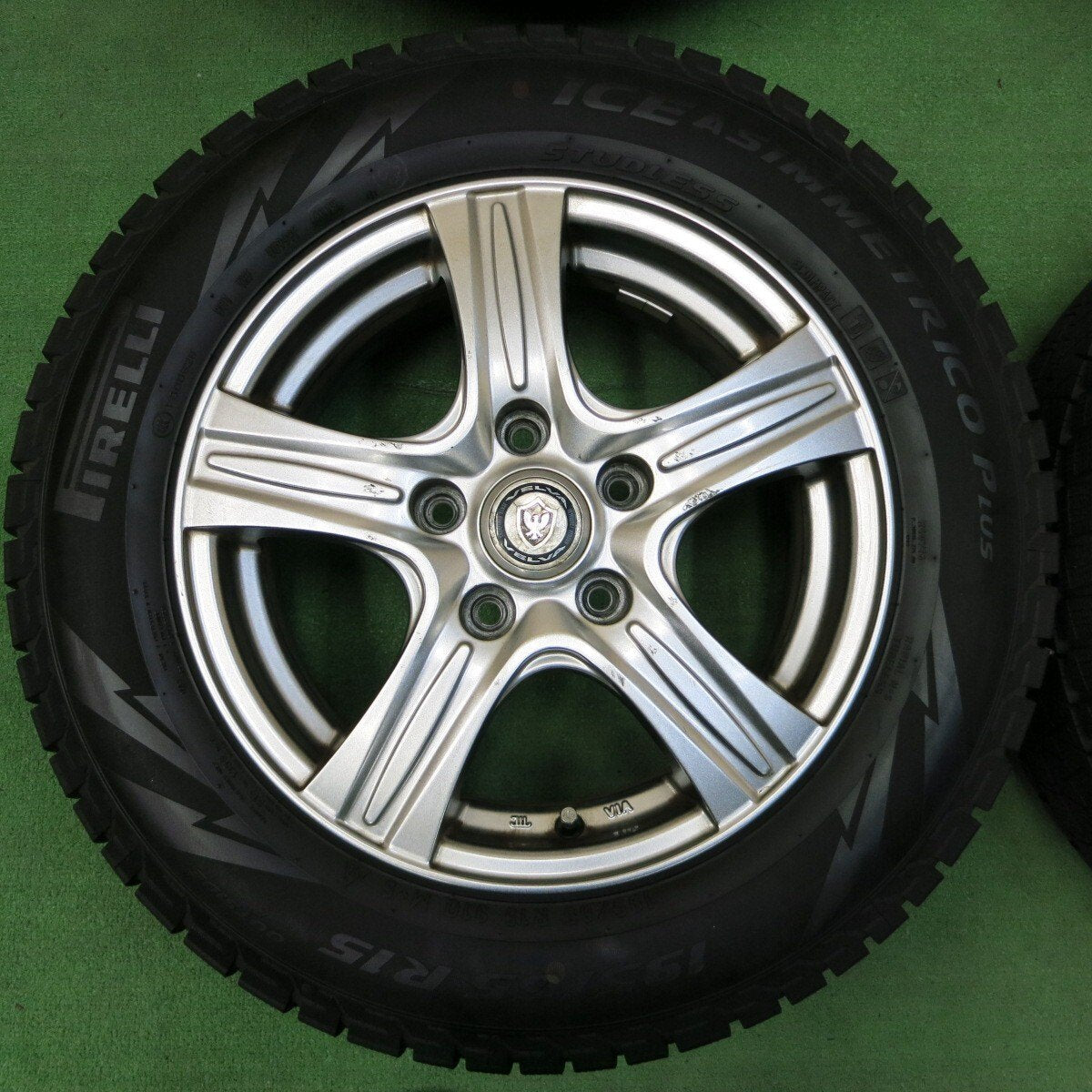 バリ溝!キレイ!9.5分以上★スタッドレス 195/65R15 ピレリ アイスアシンメトリコ プラス VELVA PCD114.3/5H★4051705イス