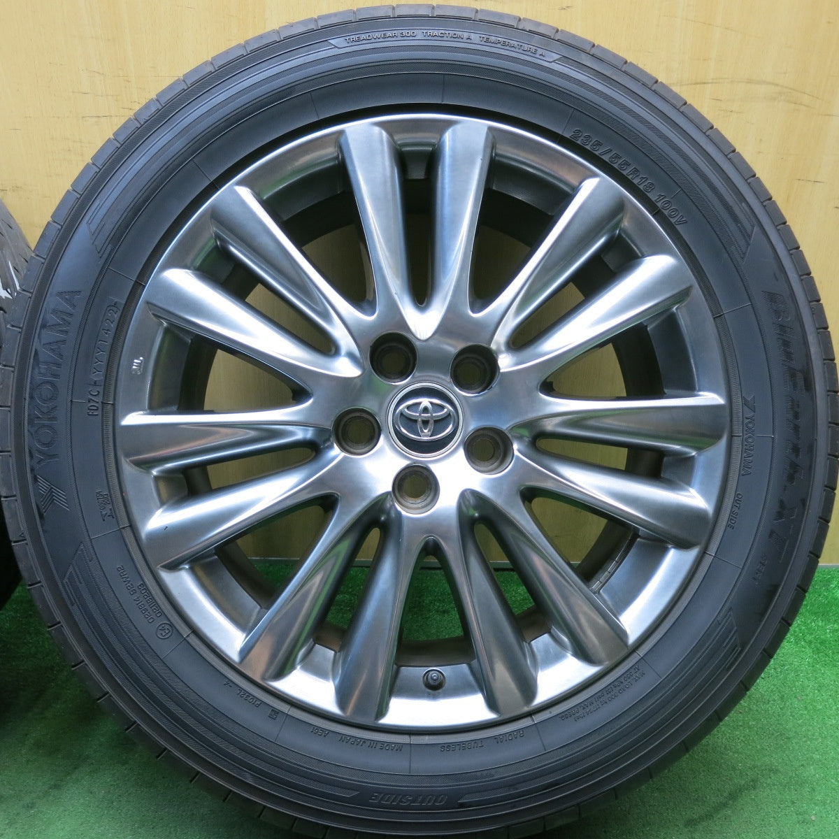 バリ溝!22年!9.5分★トヨタ 60系 ハリアー 純正 235/55R18 ヨコハマ BluEarth-XT AE61 18インチ PCD114.3/5H★5081008HAノ