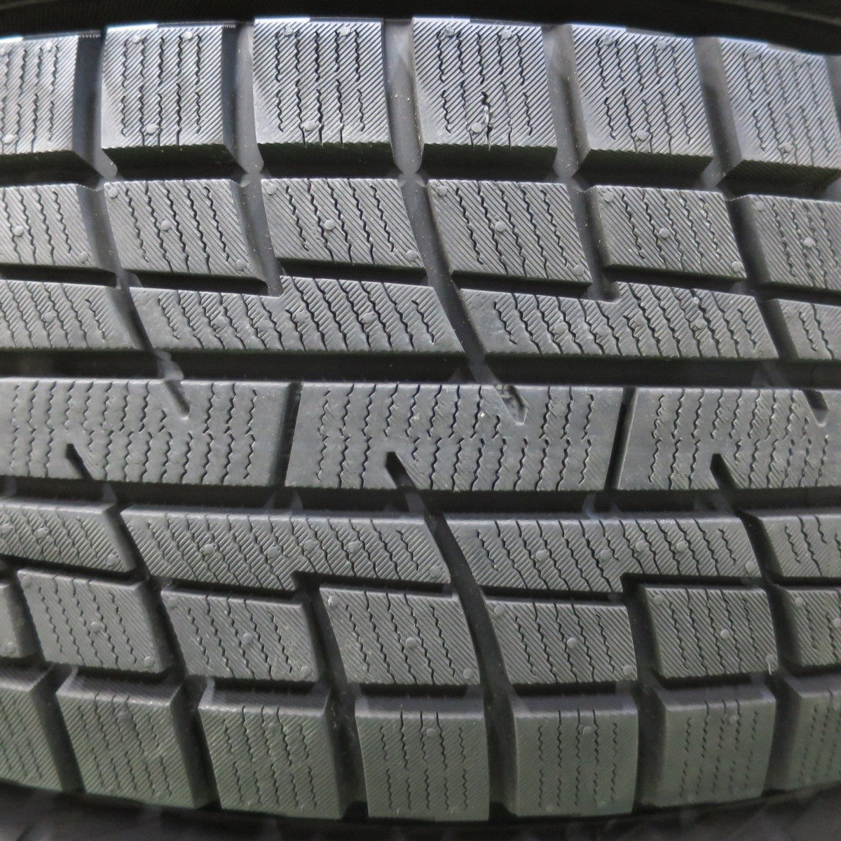 ほぼ未使用!23年★スタッドレス 195/65R16 プラクティバ アイス BP02 タイヤ 16インチ ライズ ロッキー 等★5040509イスタ