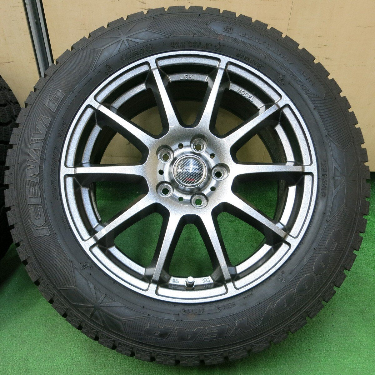 バリ溝!キレイ!ほぼ10分★スタッドレス 225/60R17 グッドイヤー アイスナビ6 SCHNEIDER PCD114.3/5H★4051704イス