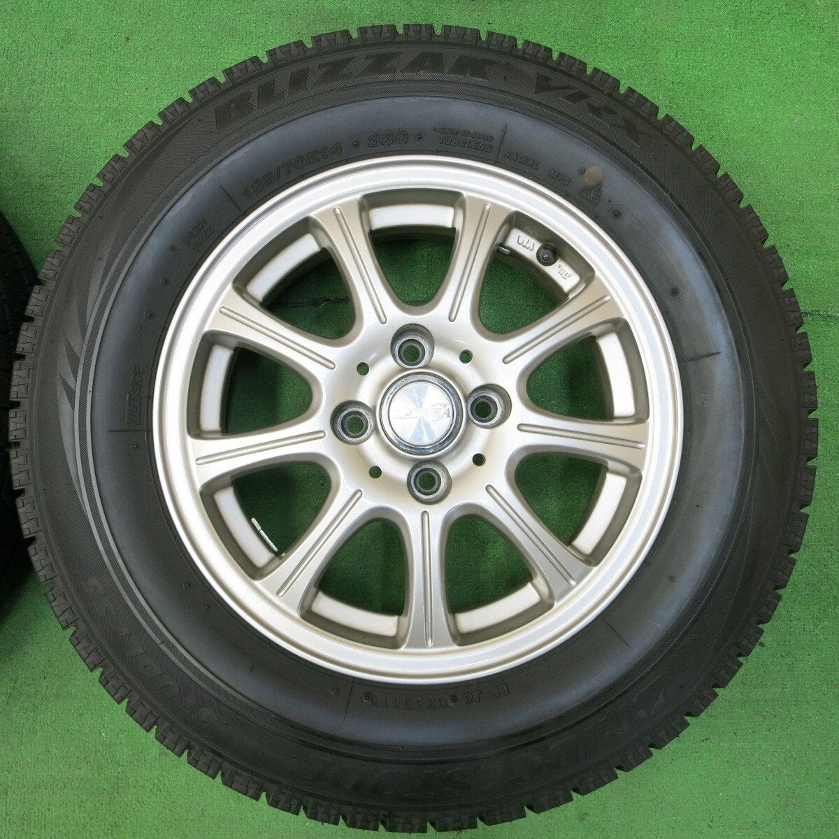 バリ溝!キレイ!8.5分★スタッドレス 185/70R14 ブリヂストン ブリザック VRX LAYCEA レイシア PCD100/4H★4053101イス